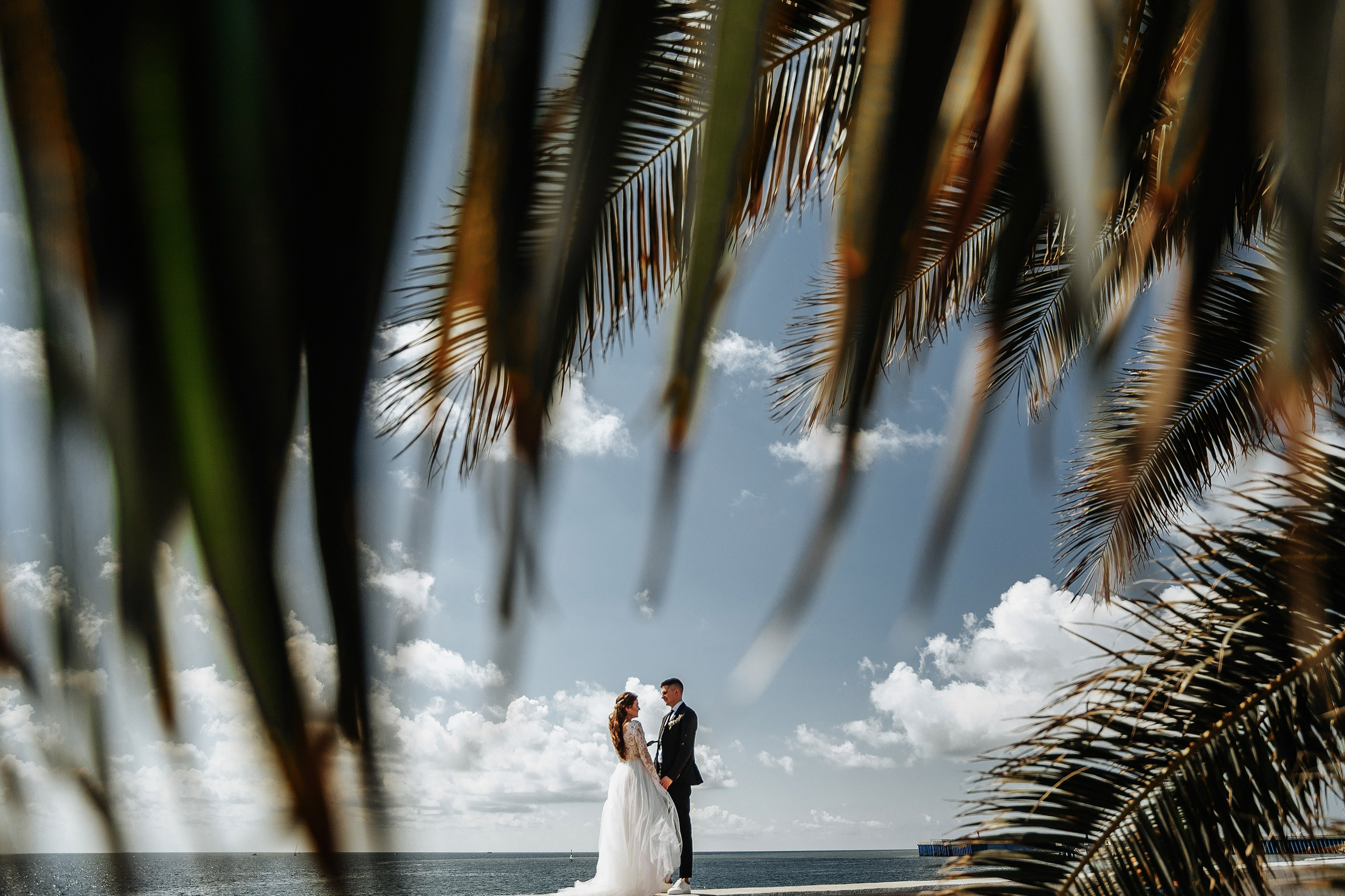 Свадебная фотосессия в Сириусе, Адлере, Красной Поляне и Сочи — романтические кадры вашего важного дня у моря, в горах или в уютной студии. Съёмка утра невесты, трогательных моментов церемонии и нежных свадебных портретов. Фотограф в Адлере поможет сохранить атмосферу любви и счастья в живых, эмоциональных снимках.