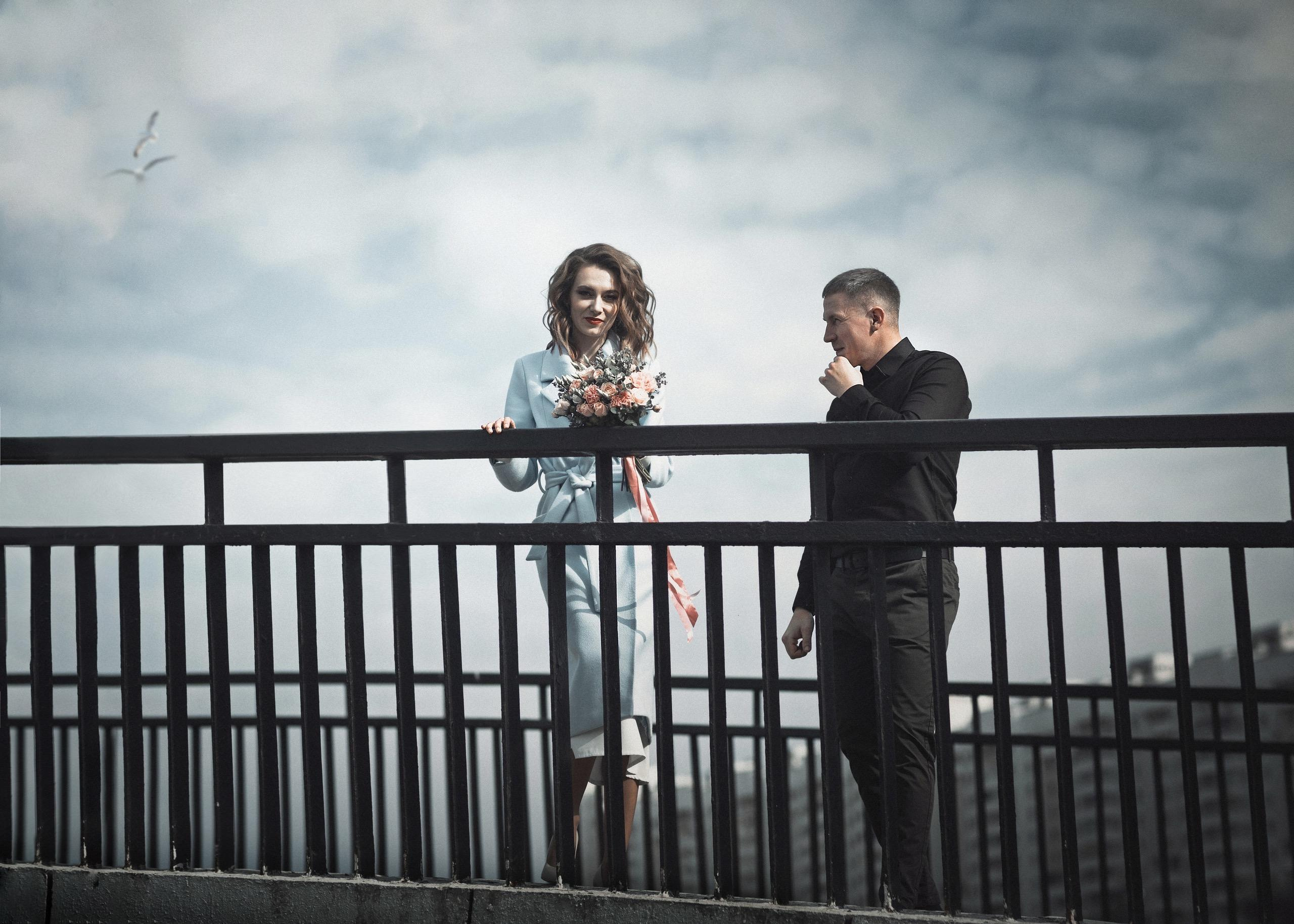 Свадебная прогулка после загса, студийная фотосъемка молодоженов