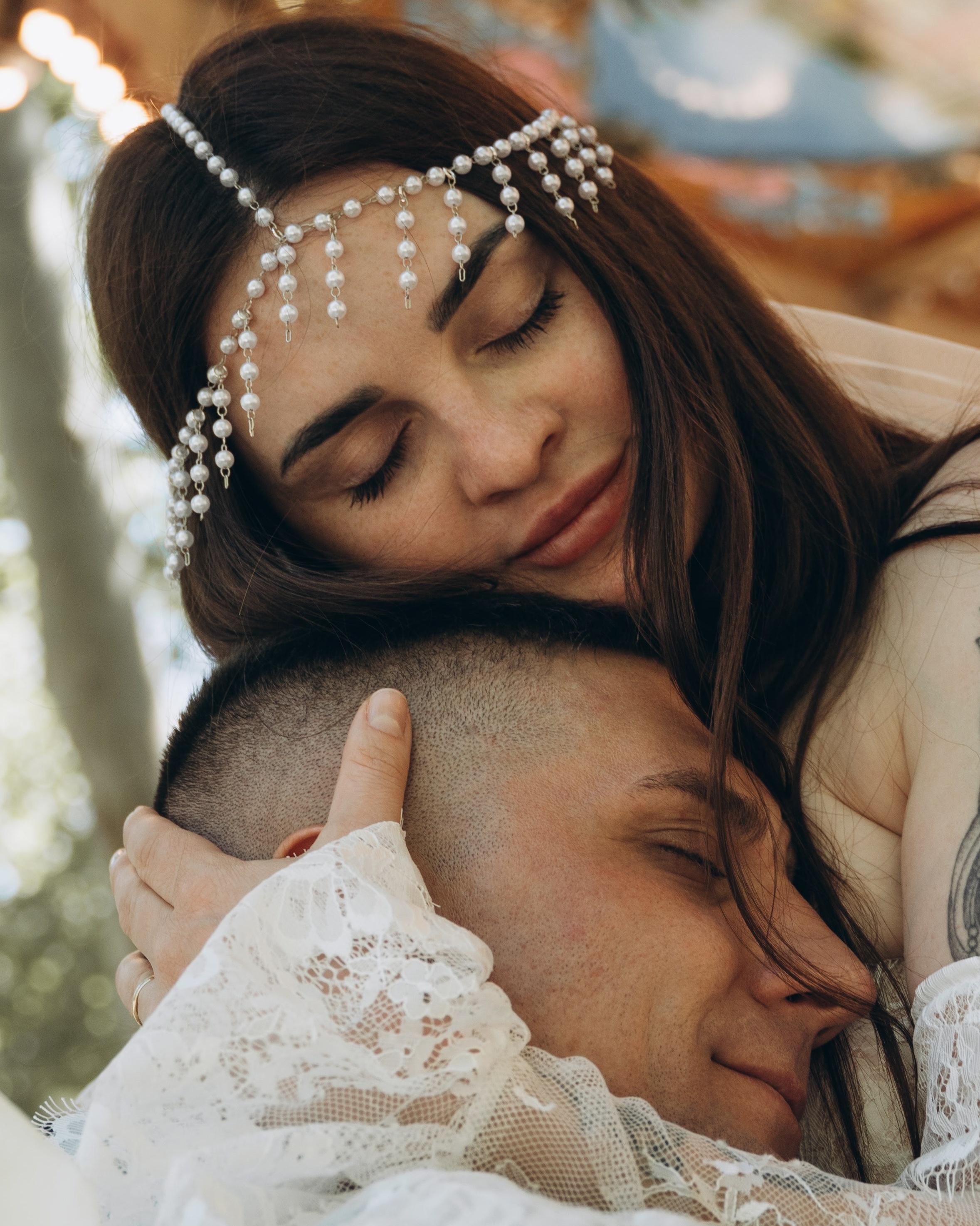 La mariée serre le marié contre elle, les yeux fermés, formule journée complète, photographe mariage Gard