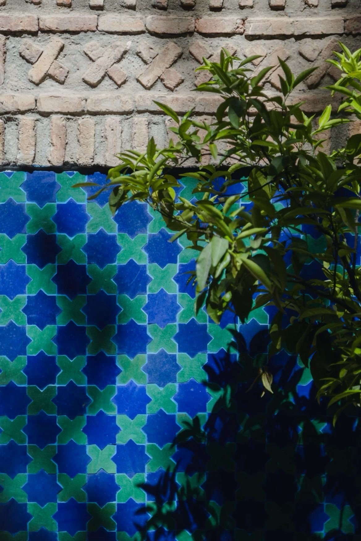 Деталь марокканской архитектуры с керамической мозаикой и геометрическим орнаментом