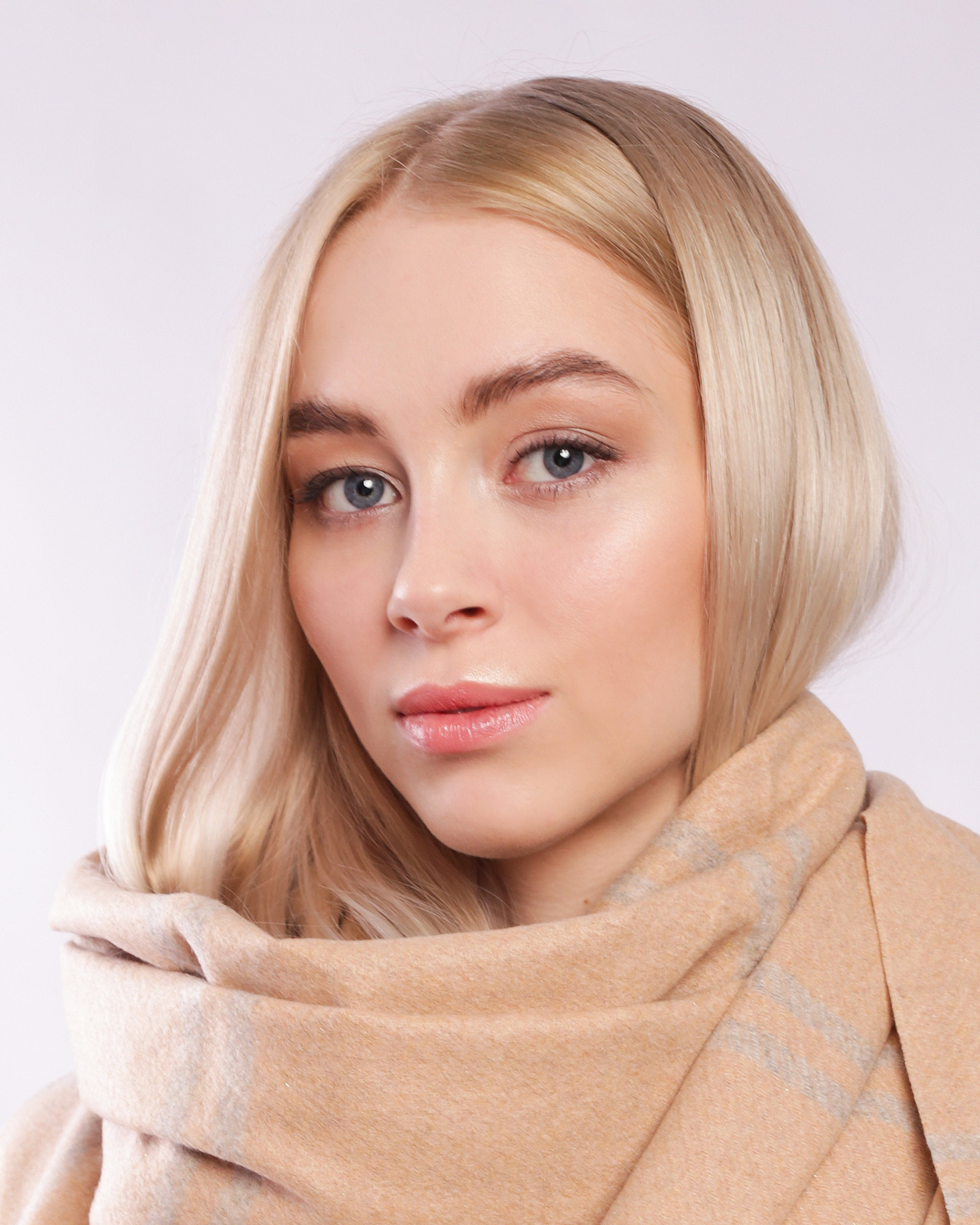 Макияж нюд, ровный тон кожи, легкая укладка волос