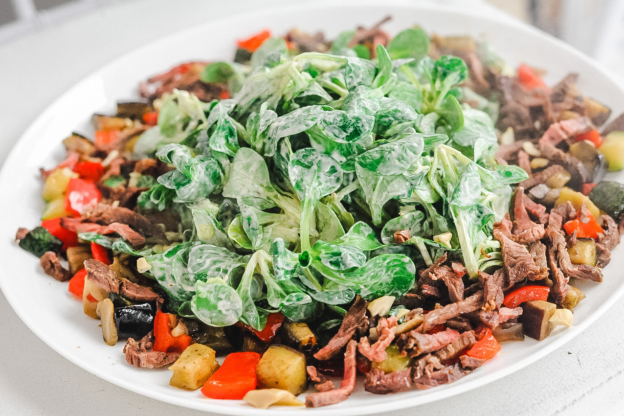 Теплый Салат с ростбифом и заправкой из каперсов