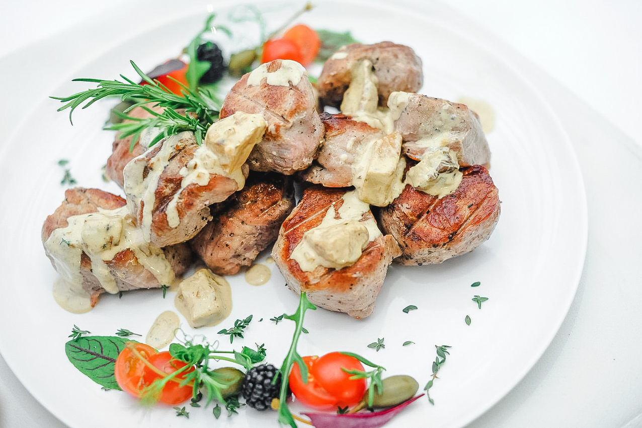 Свиная вырезка на углях под соусом из белых грибов