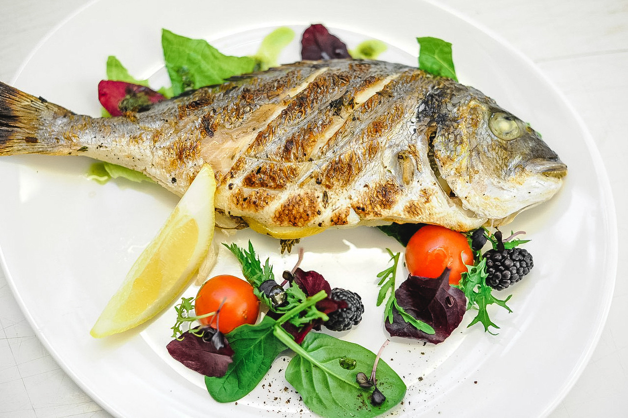 Горячее блюдо на свадебный банкет Дорадо на гриле с прованскими травами