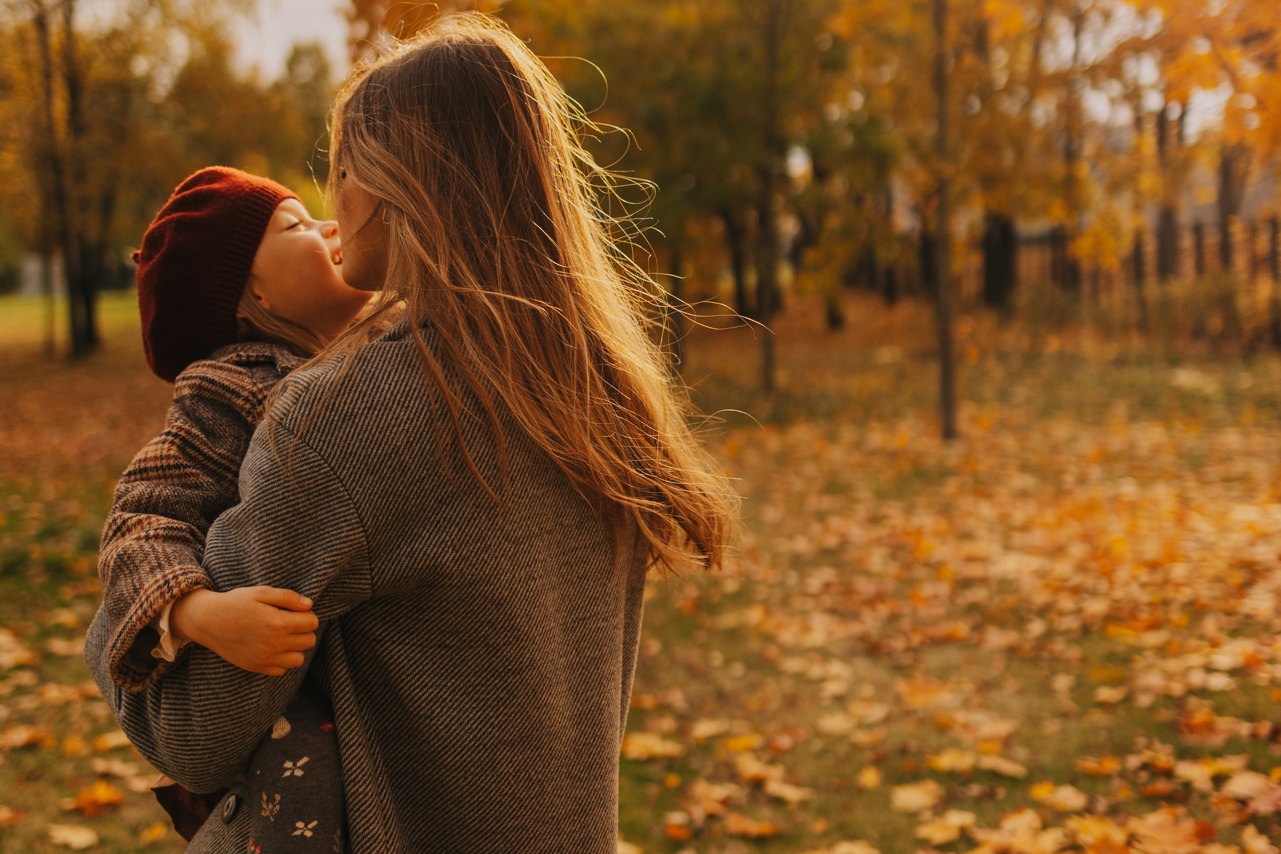 красивая осенняя фотография, соглнечный свет красиво попал в кадр отографа
