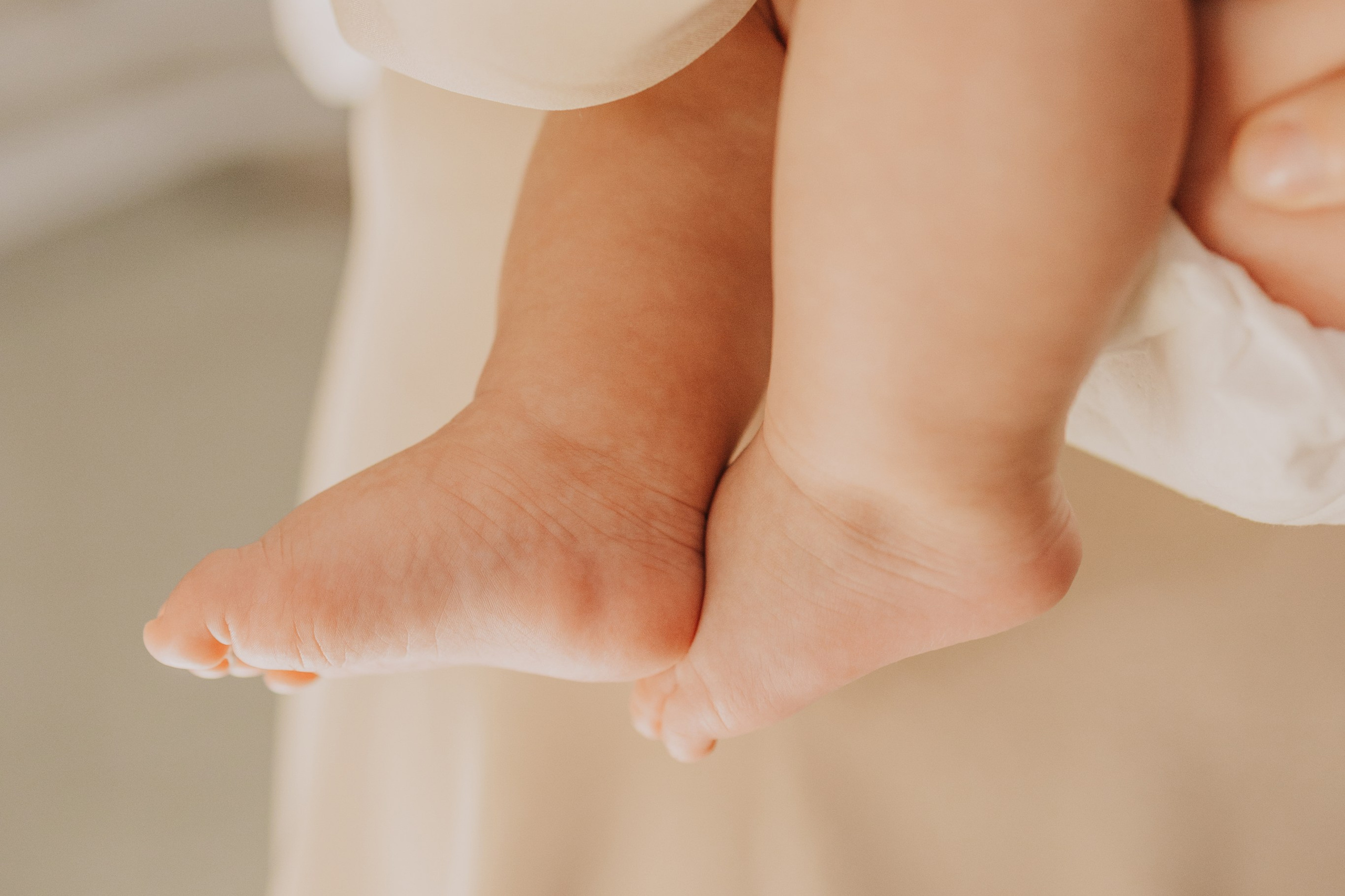 фотография маленькие ножек ребенка перед крещением в церкви