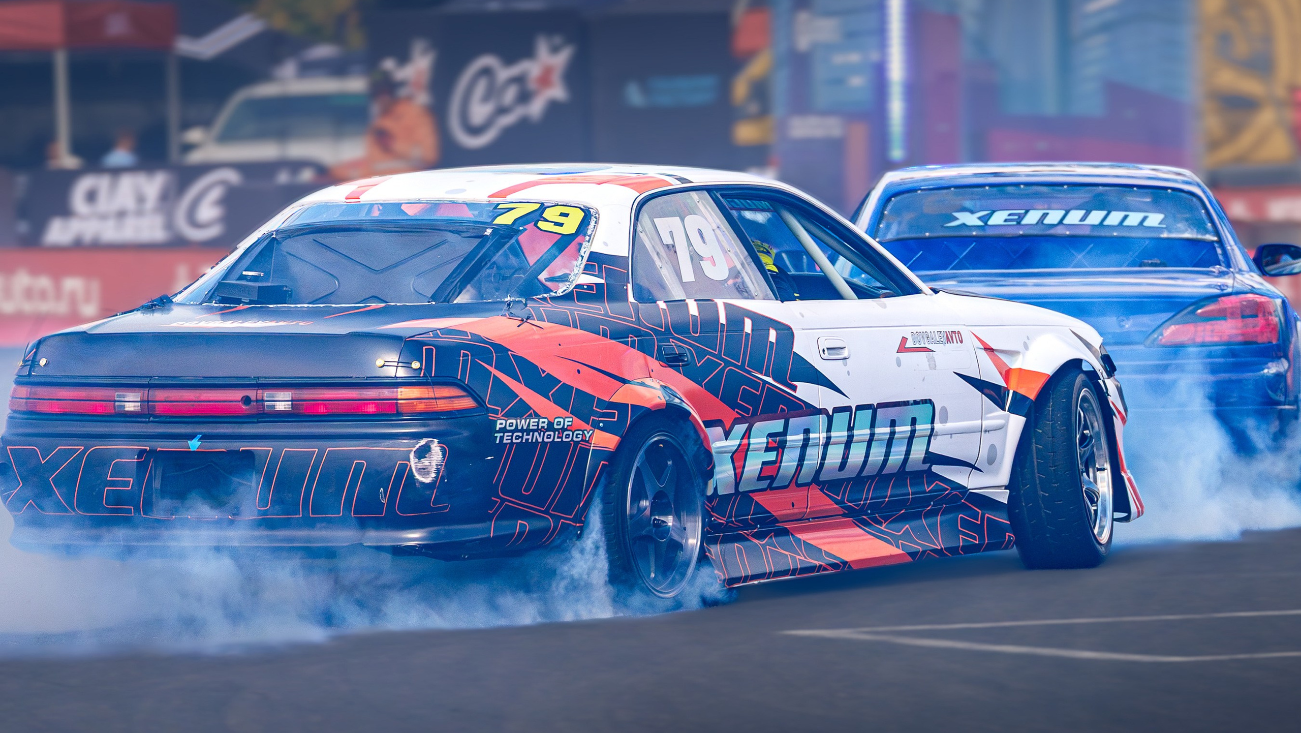 Замедленная видеосъёмка — slowmo кадр с движением и дрифтом машин