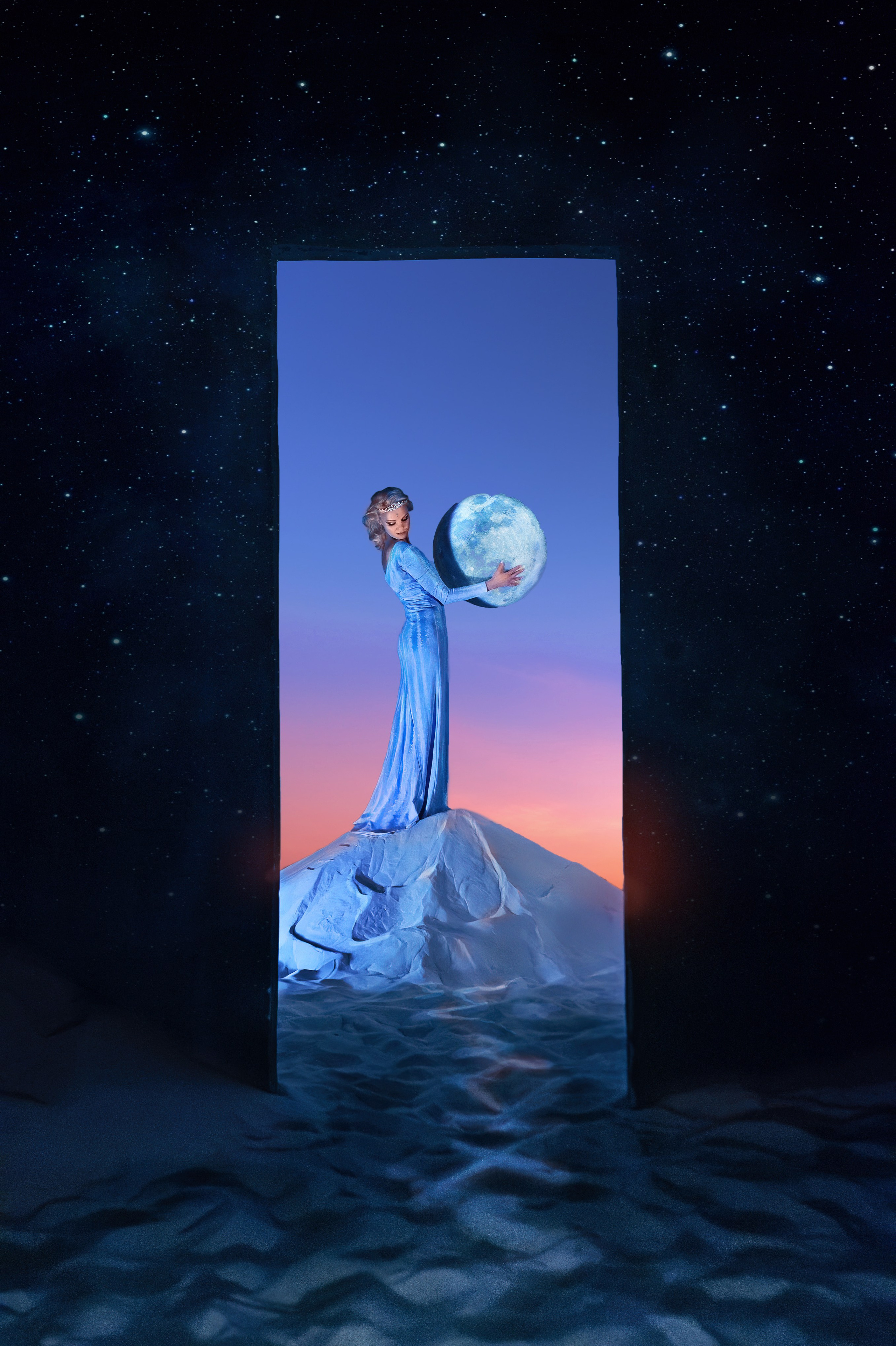 идейная творческая фотосессия девушки с голубом платье с луной в руках на горе из песка сквозь дверной проем в фотостудии Санкт-петербурга