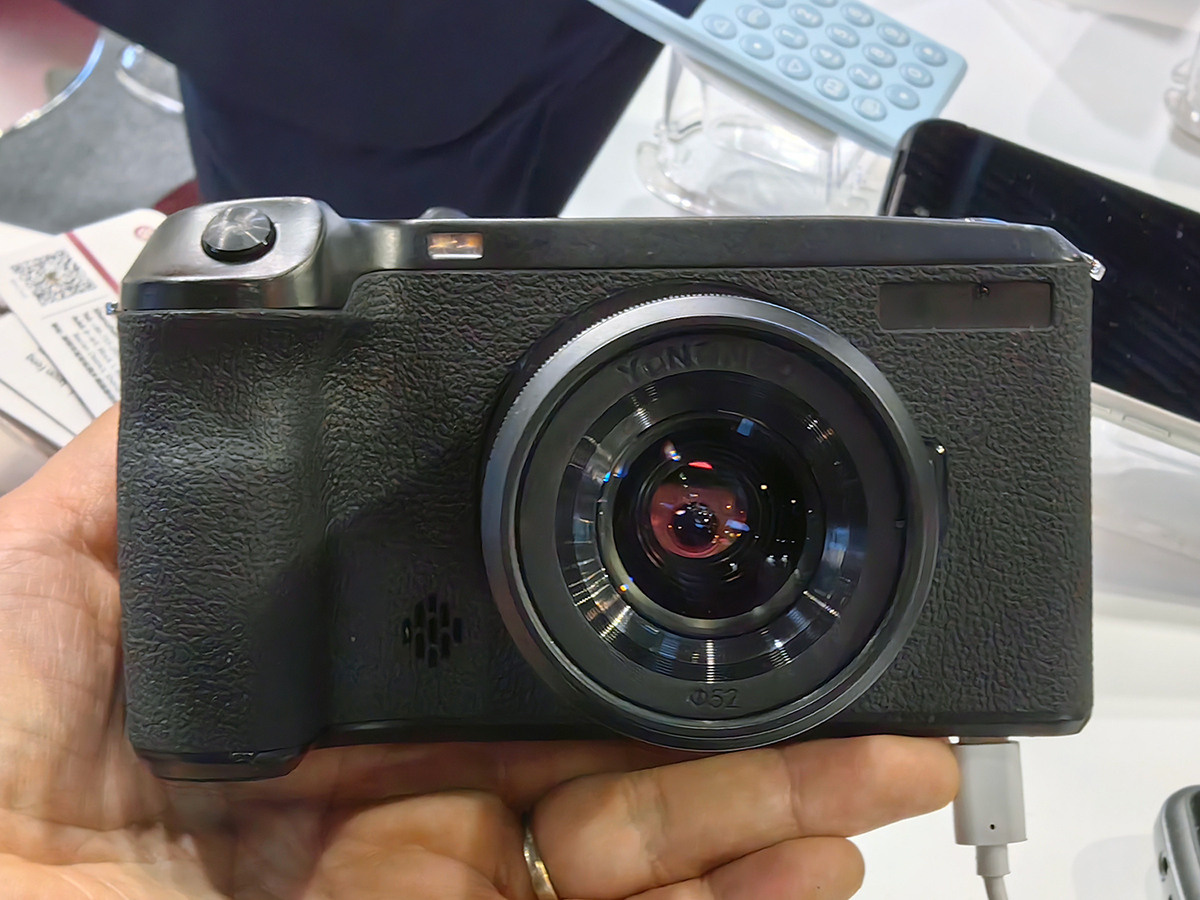 Смартфон со сменными объективами на MWC. Фотограф — видеограф в Москве Дмитрий Менделеев