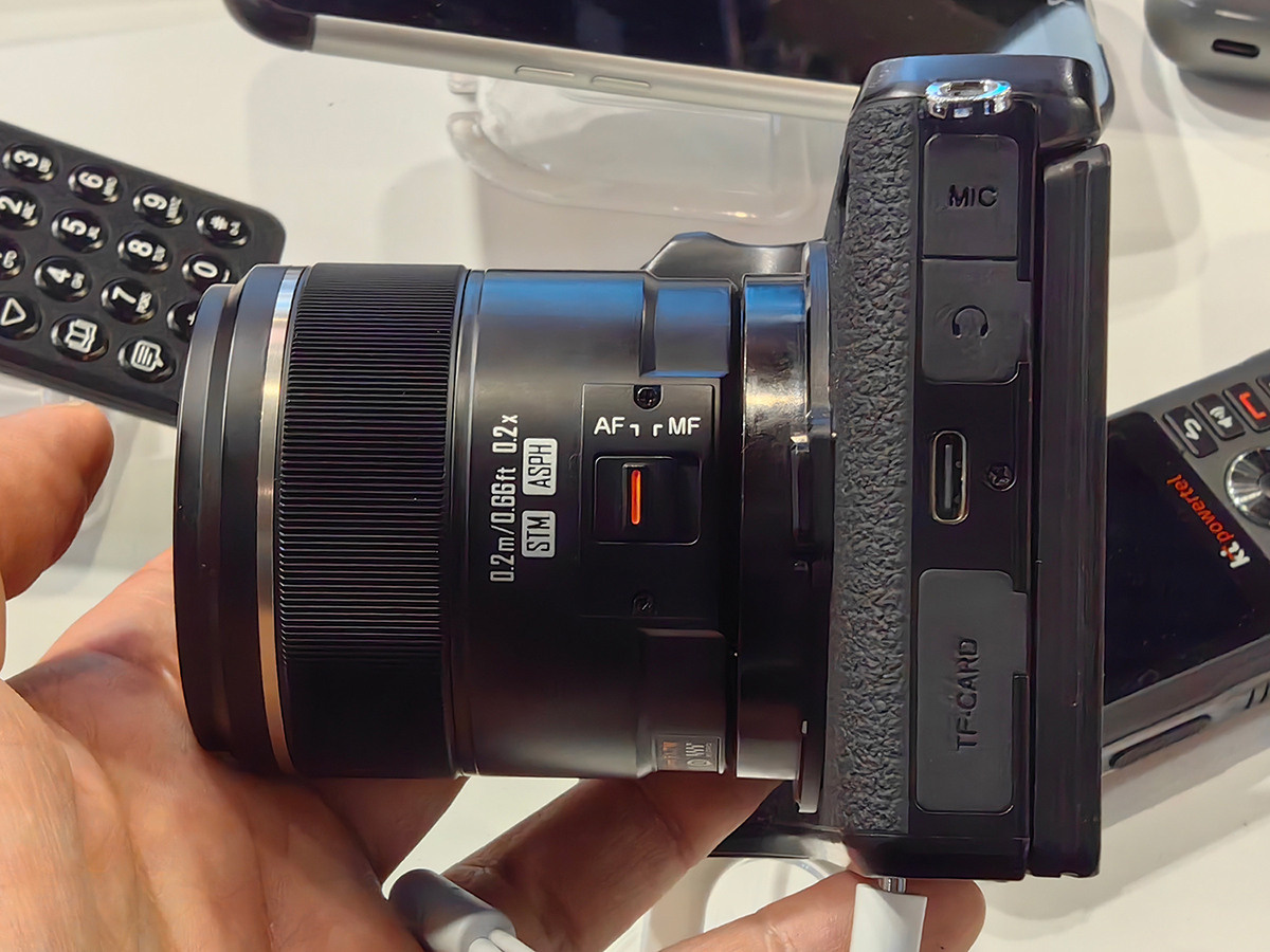 Смартфон со сменными объективами на MWC. Фотограф — видеограф в Москве Дмитрий Менделеев