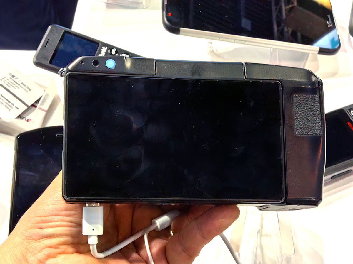 Смартфон со сменными объективами на MWC. Фотограф — видеограф в Москве Дмитрий Менделеев