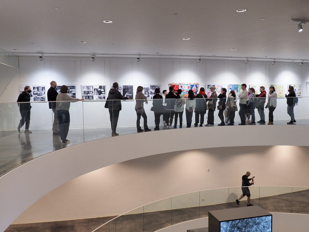 много людей на выставке