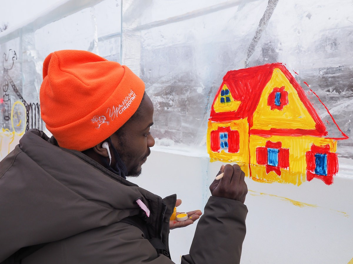 негр рисует русскую избу