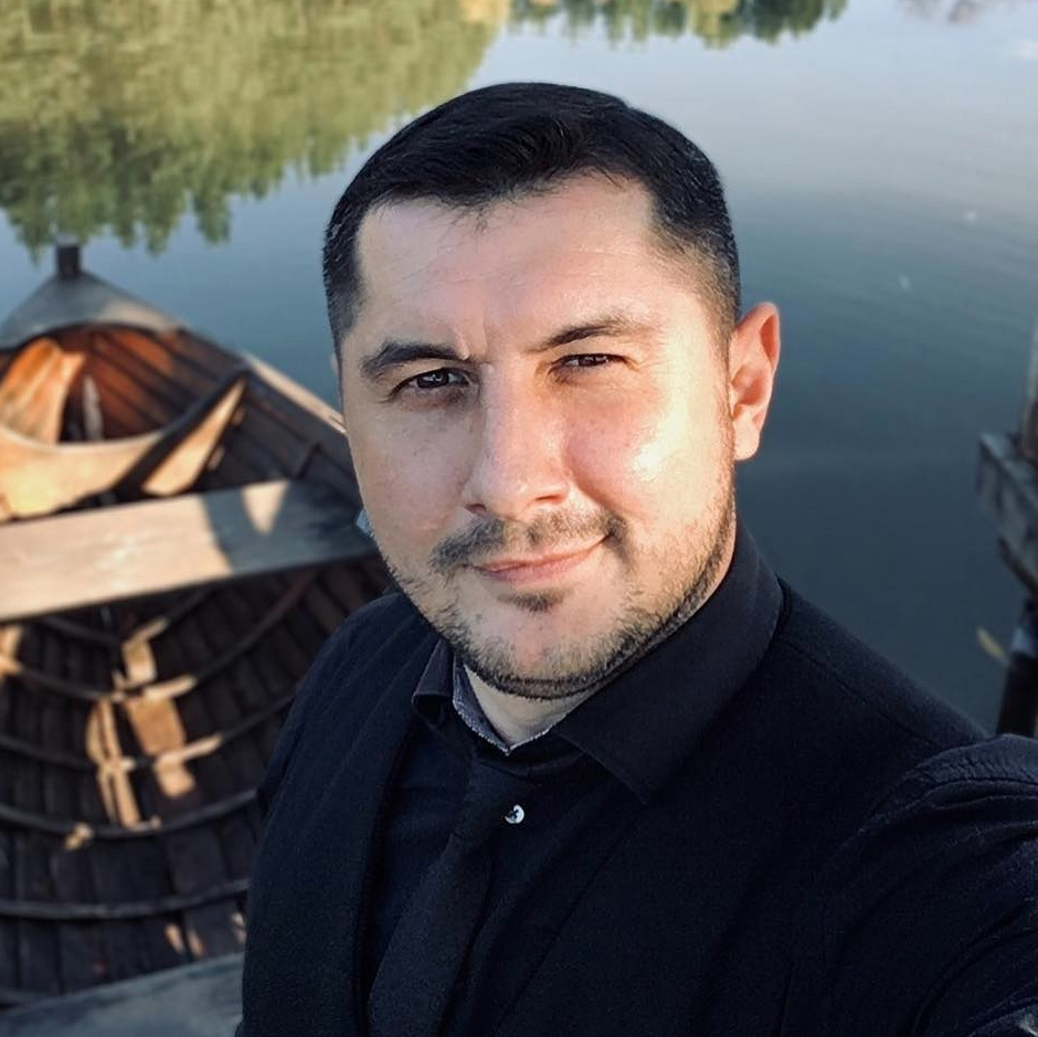 Счастливое лицо репортажного фотографа окончившего съемку