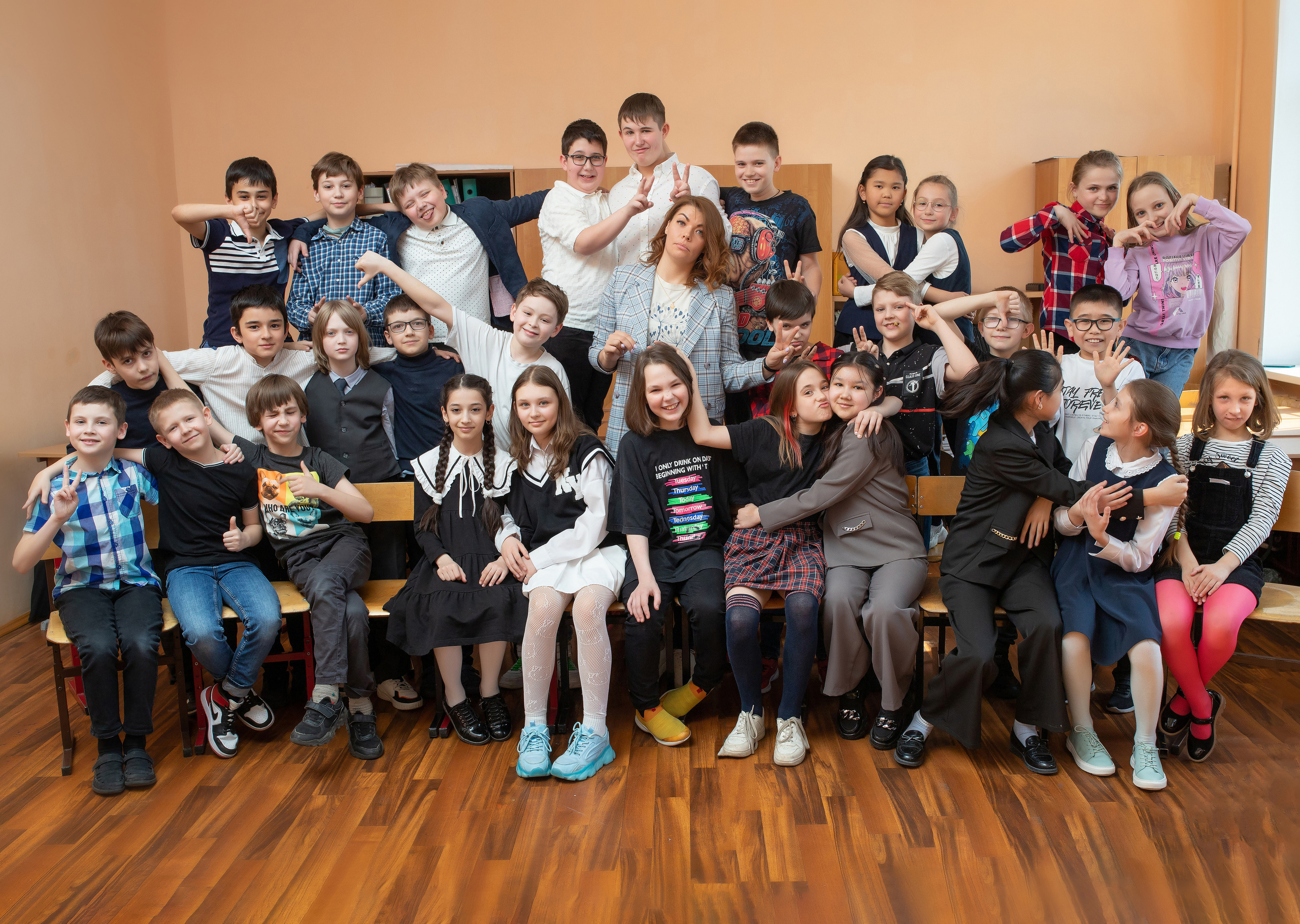 Общая фотография 4 класса для выпускного фотоальбома