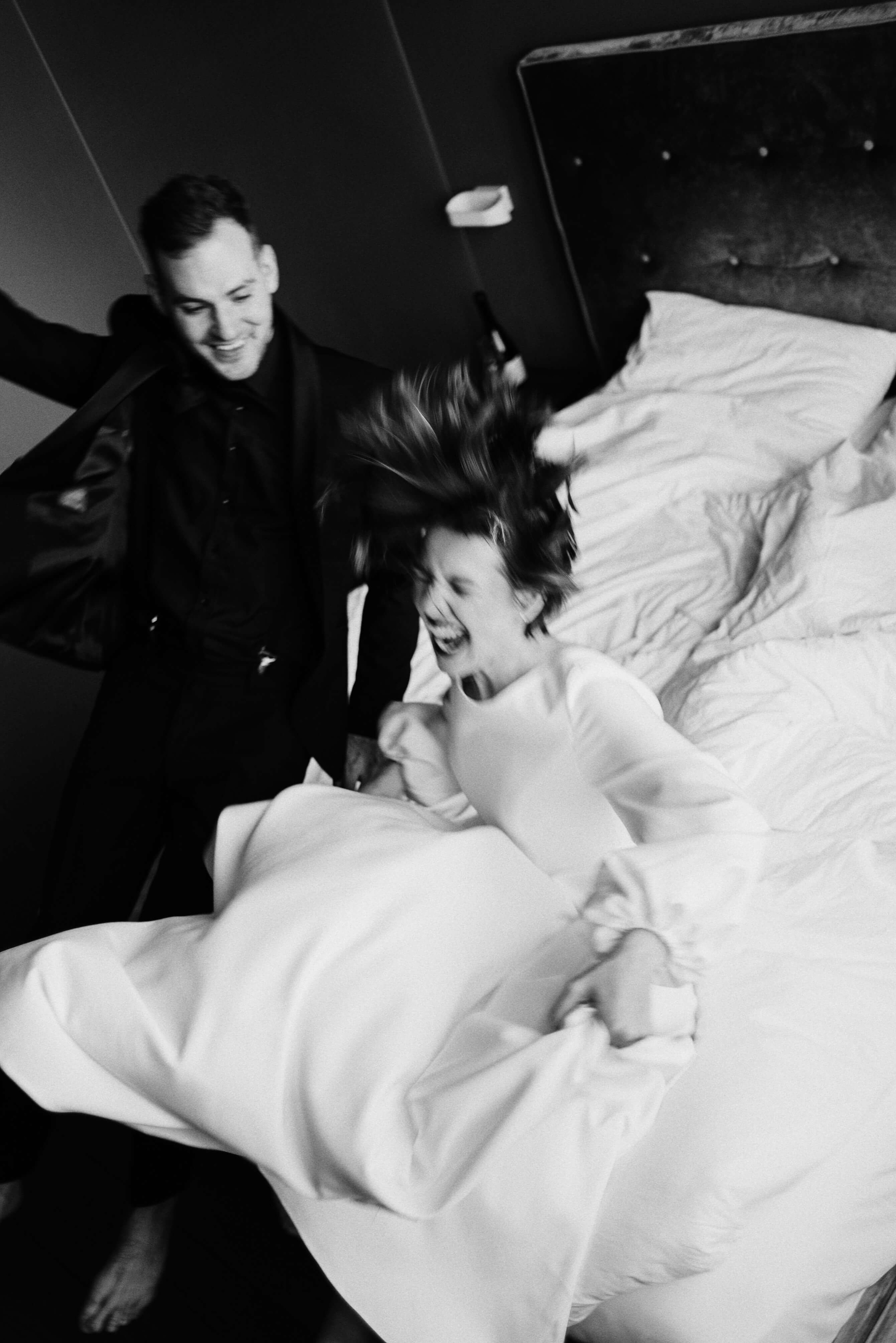 Искренние эмоции пары: свадебная прогулка в монохроме Тюмень