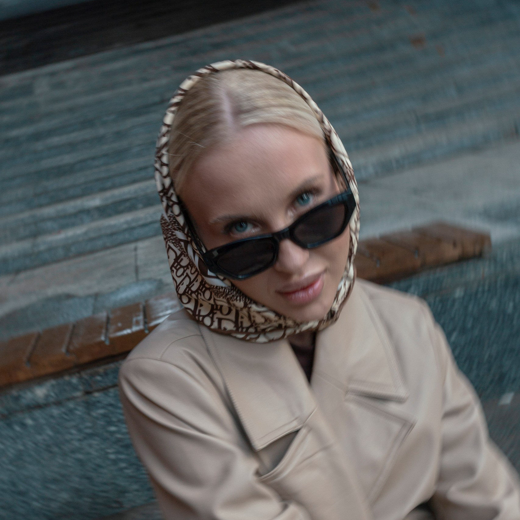 Фотосессия девушки в бежевом плаще в Садовых кварталах