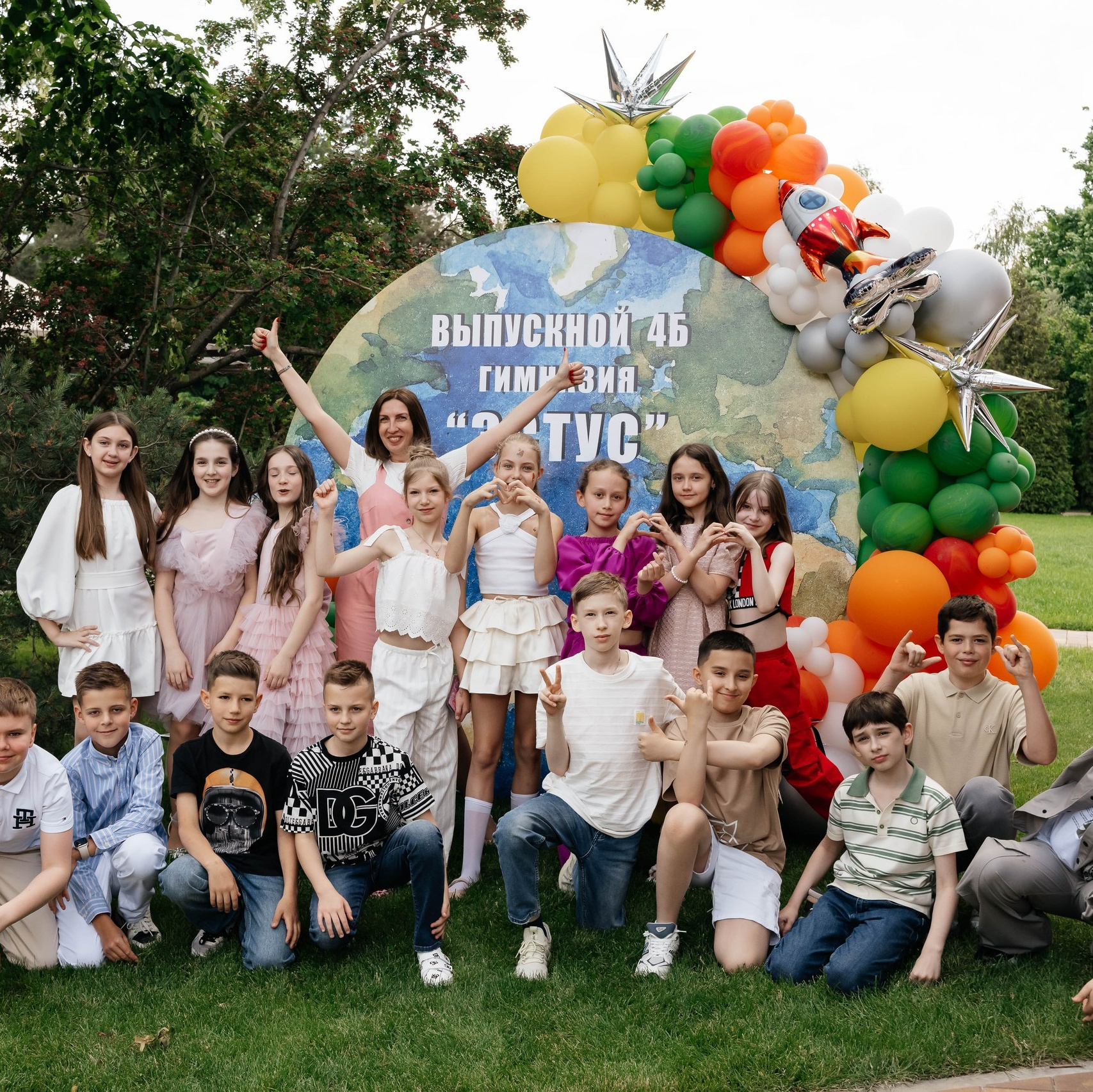 Детский праздник в Ростове-на-Дону: дети улыбаются на фоне яркого декора