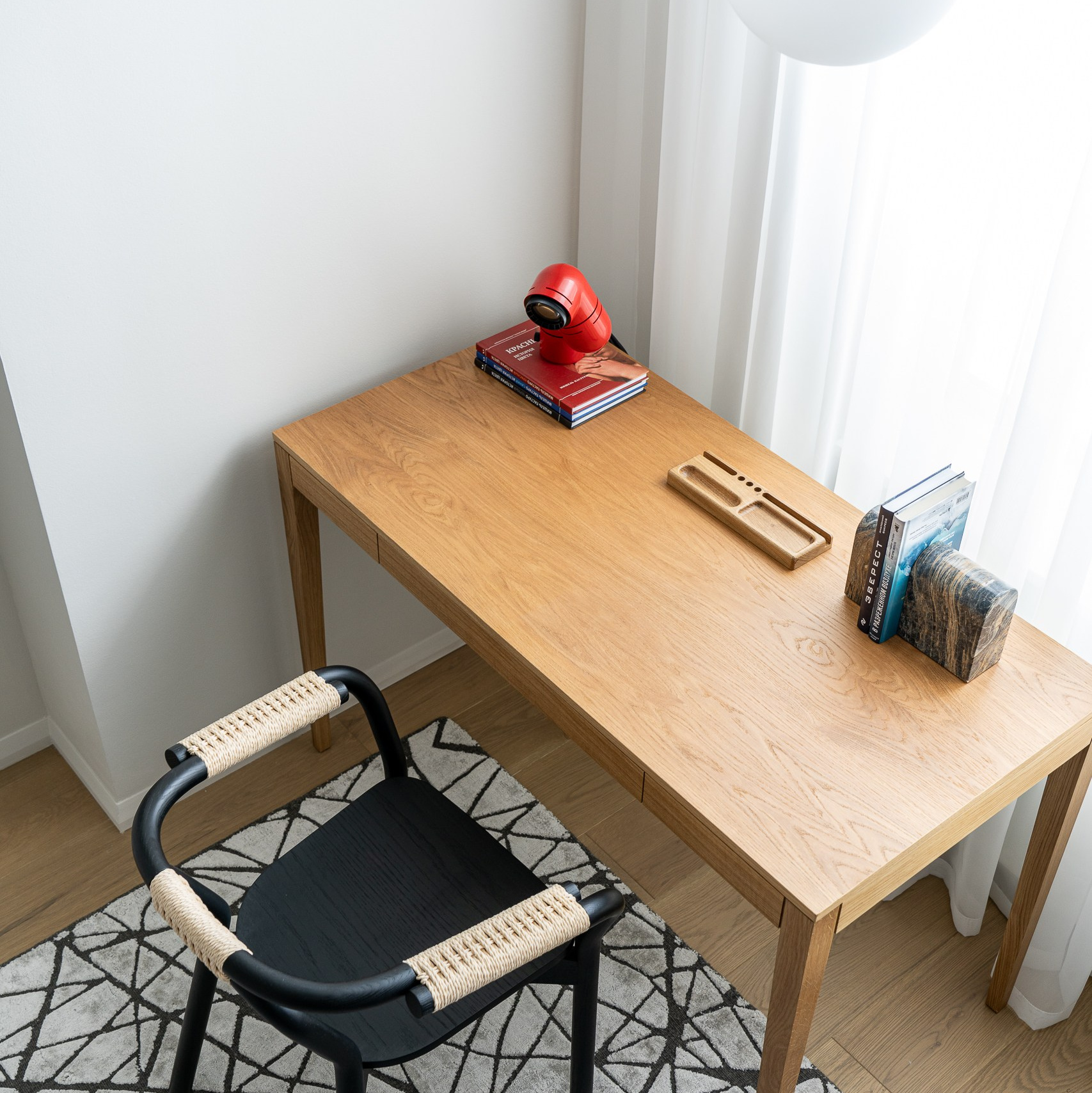 Интерьер от Дианы Мироновой, архитектора интерьера. Современный интерьер в спокойных тонах, дизайн Дианы Мироновой. Авторский интерьер с мягким светом и чистыми линиями. Дизайн квартиры, минимализм и неоклассика, проект Дианы Мироновой. Пространство без шума — свет, линии и воздух. Интерьер квартиры в Москве, проект Дианы Мироновой. Спальня с естественным светом, интерьер Дианы Мироновой. Кухня-гостиная в авторском дизайне Дианы Мироновой. Деталь интерьера — текстуры, фактуры, свет. Интерьер, созданный по индивидуальному проекту. Диана Миронова, архитектор интерьера. Портрет дизайнера интерьера Дианы Мироновой. Диана Миронова — автор проектов в жанре тихого минимализма. Архитектор интерьера за работой. Диана Миронова в своём интерьере.