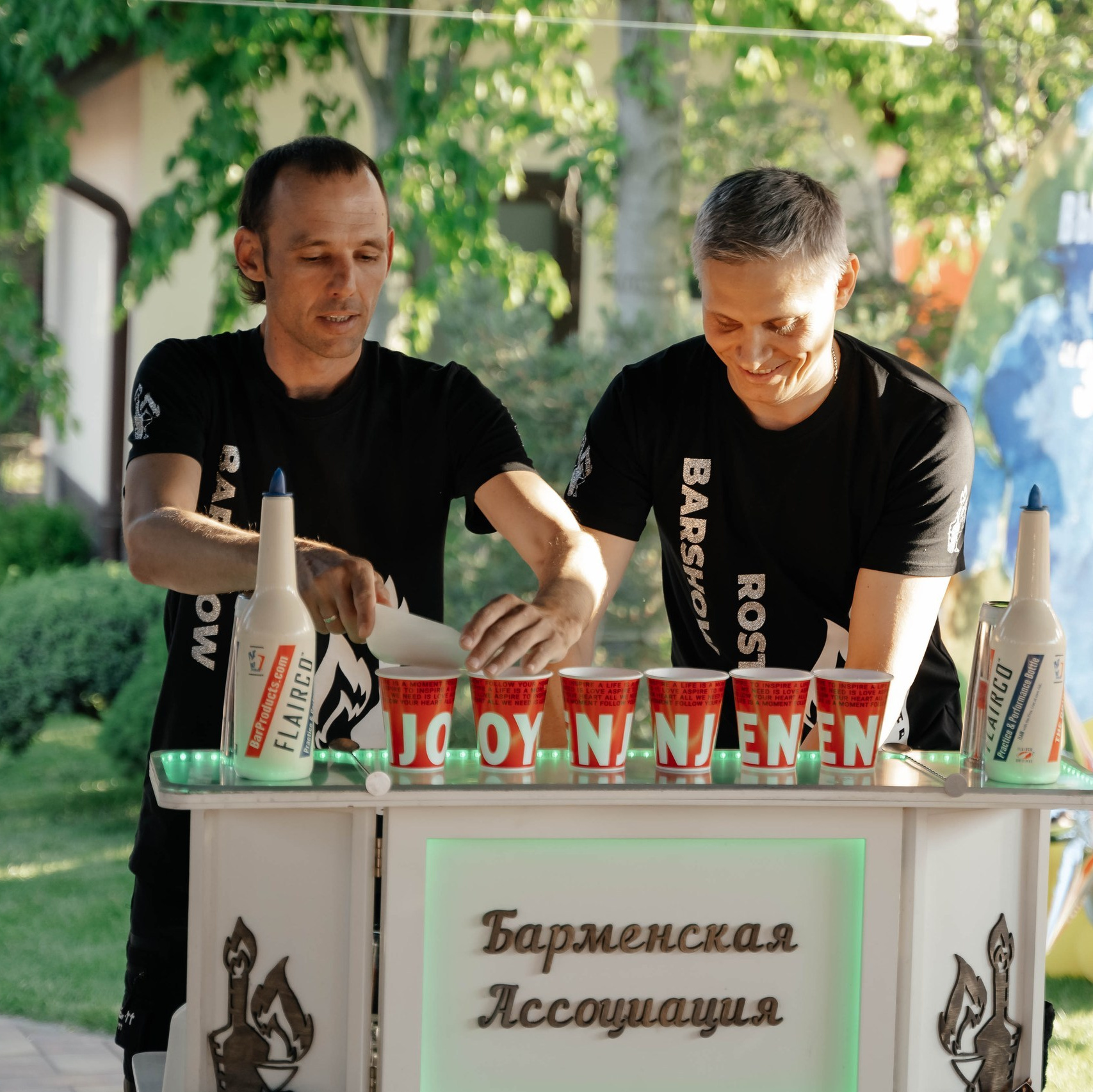 Ведущий организует конкурс для детей на празднике в Ростове-на-Дону