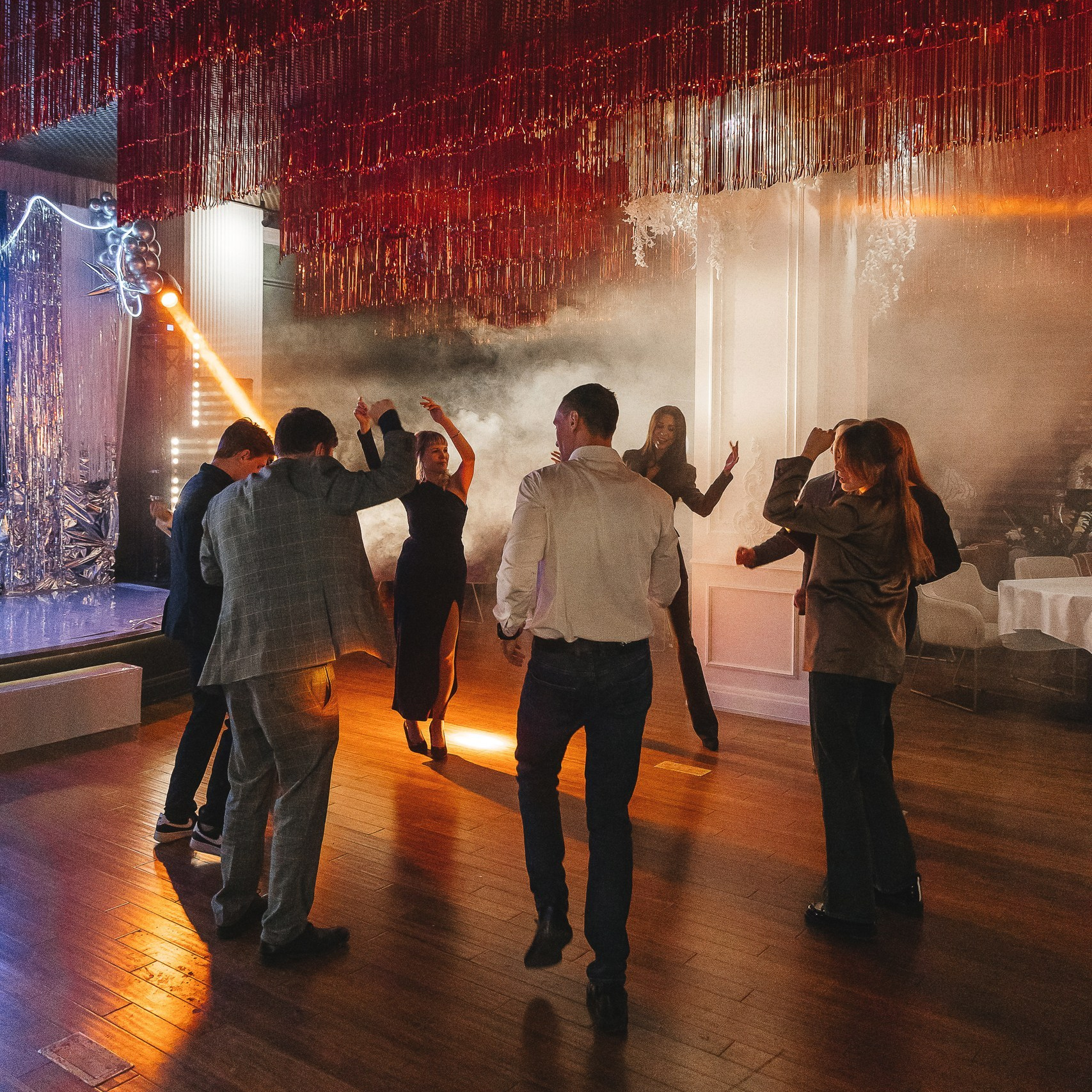 Гости танцуют на корпоративной вечеринке в Ростове-на-Дону