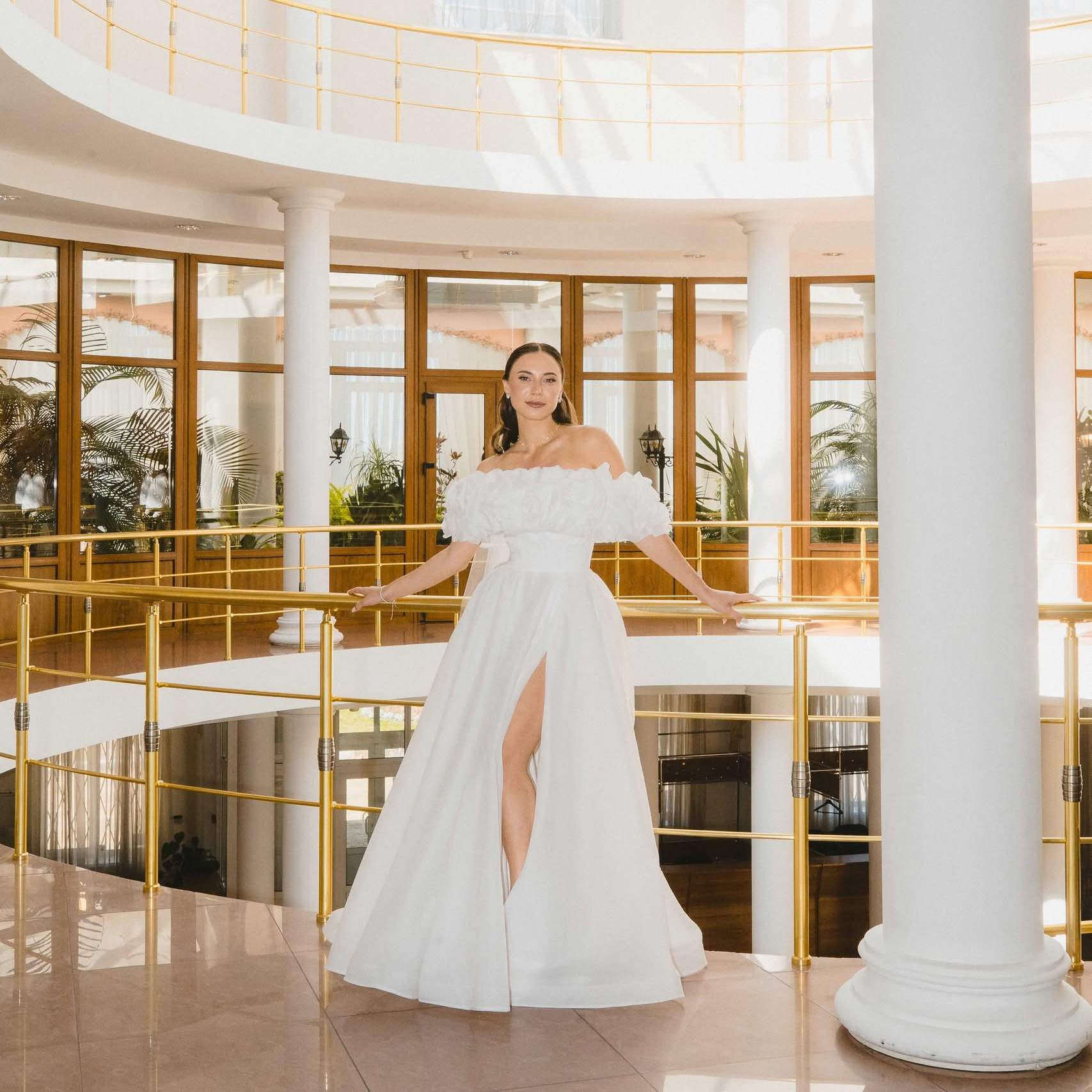 Невеста в интерьере ЗАГСа, праздничная и светлая атмосфера