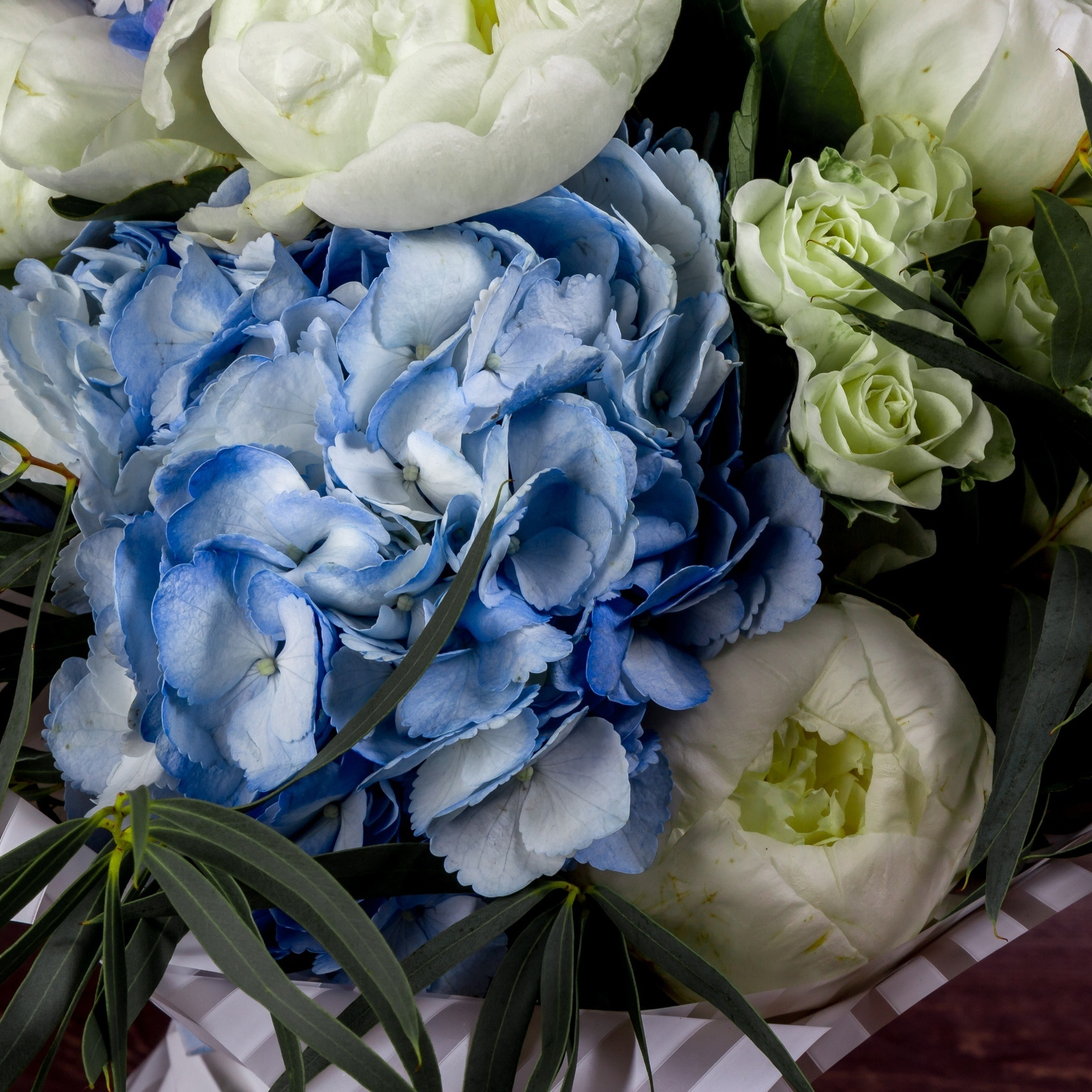 Букет белые пионы, дельфиниум, голубая гортензия. Флорист Маргарита Гладкова
