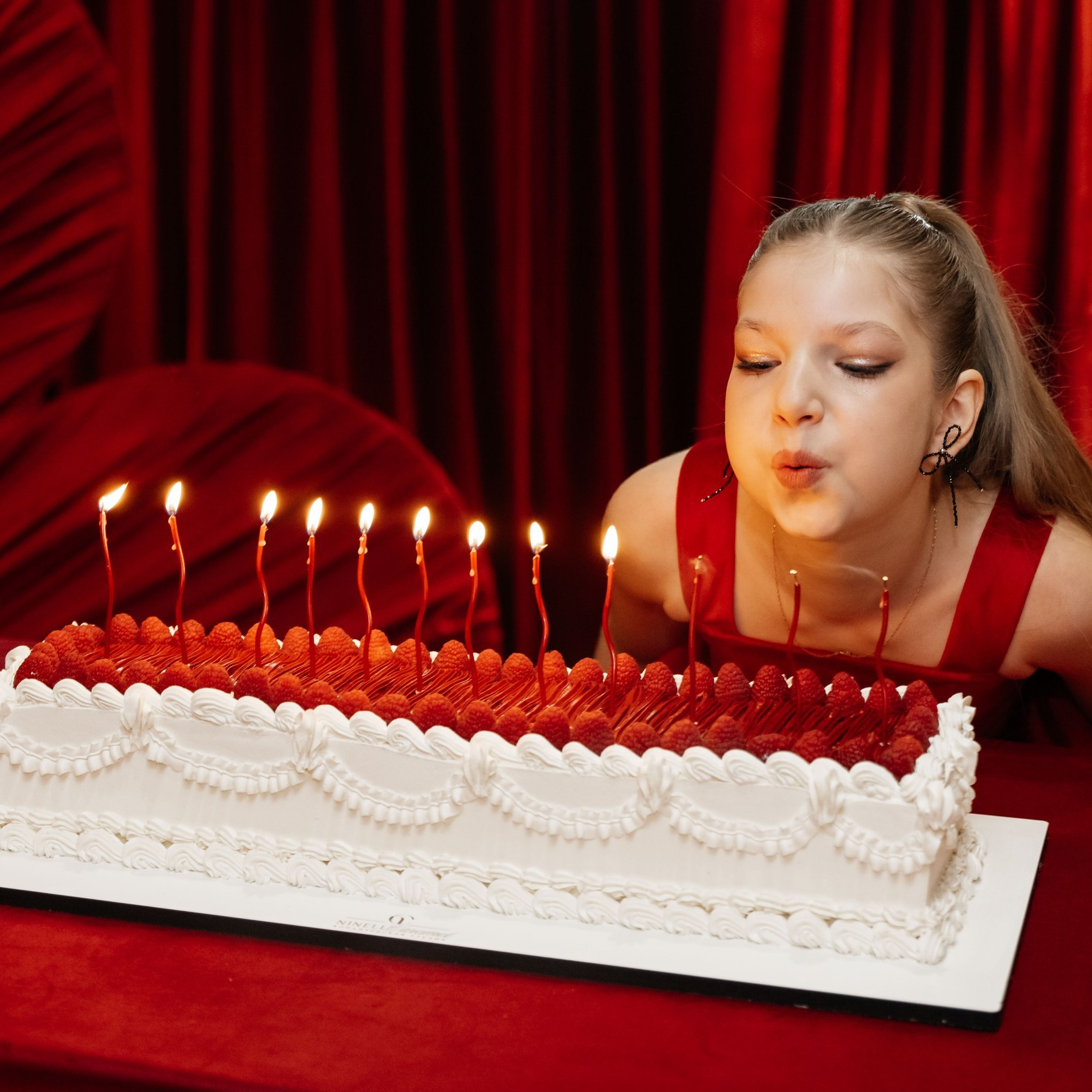 Именинница на детском празднике в Ростов-на-Дону: задувает свечи и празднует день рождения в окружении гостей.