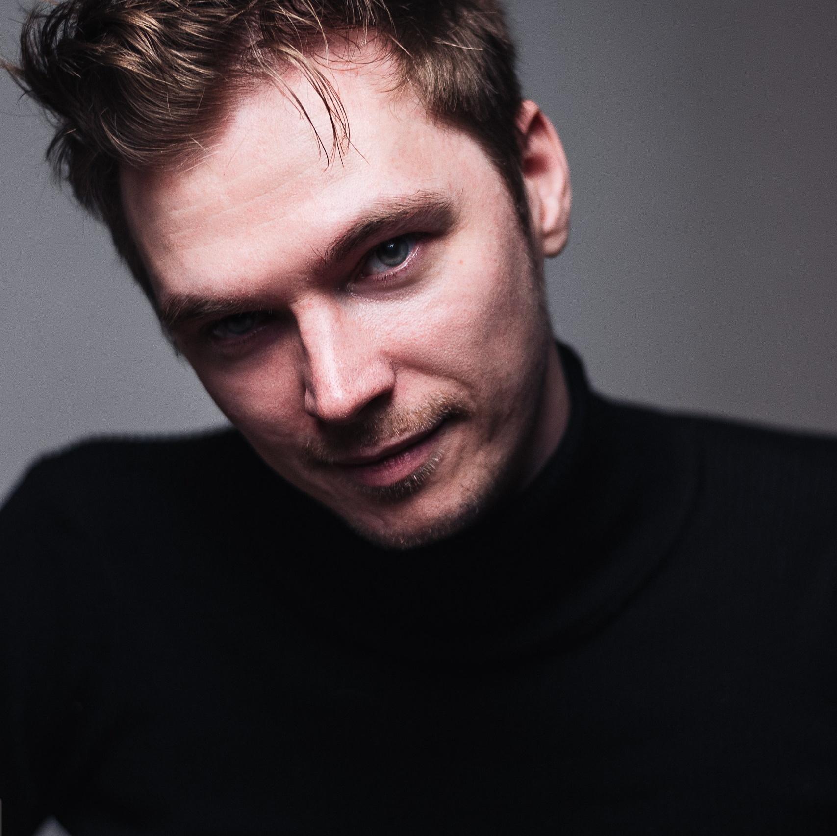 творческий черно-белый женский портрет для жены Оксаны дома с импульсным светом в подмосковье