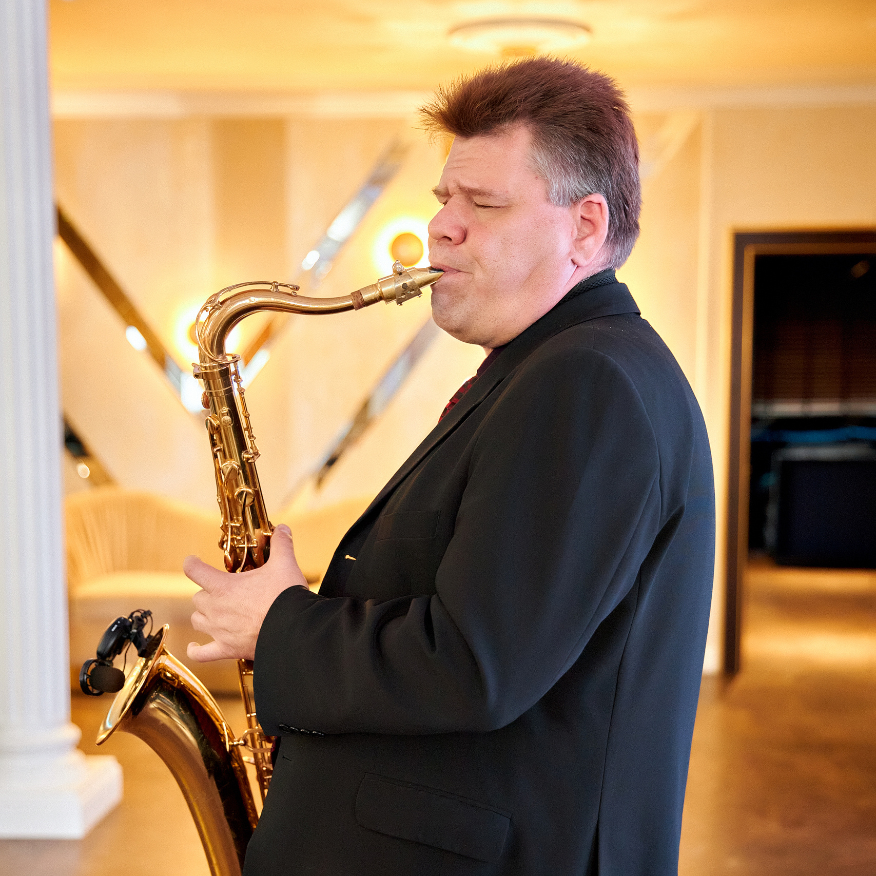 Саксофонист и поющий Ведущий Рустем Алюков в Уфе