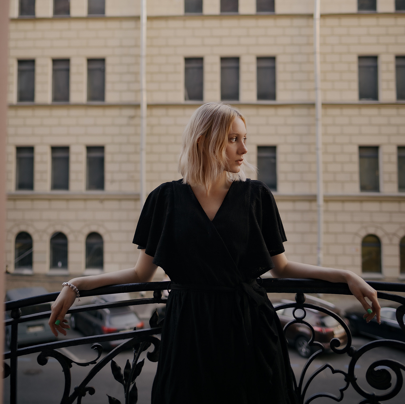 Девушка на балконе