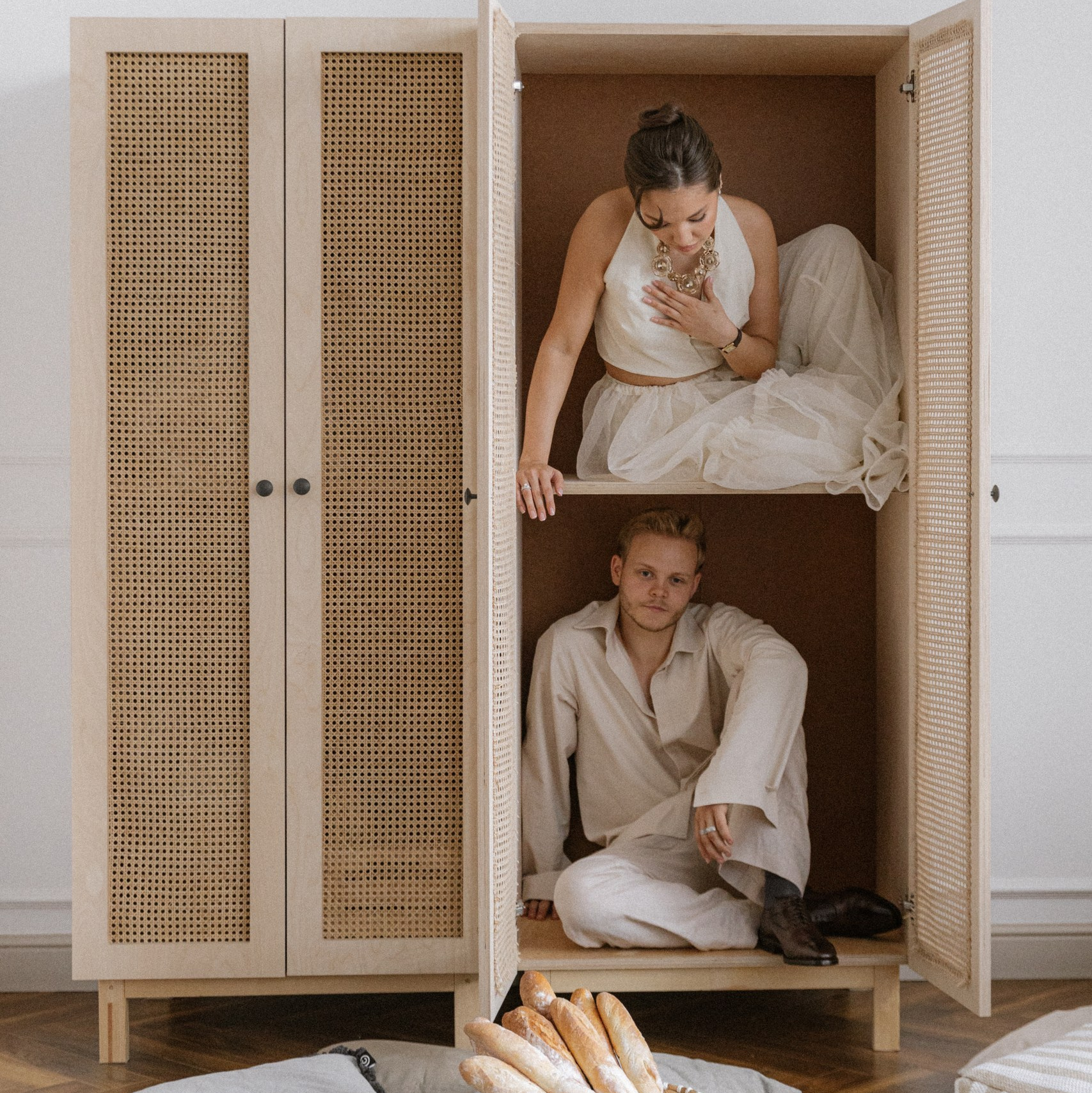 Невеста улыбается и смотрит в сторону с букетом в руках на съёмке утро невесты