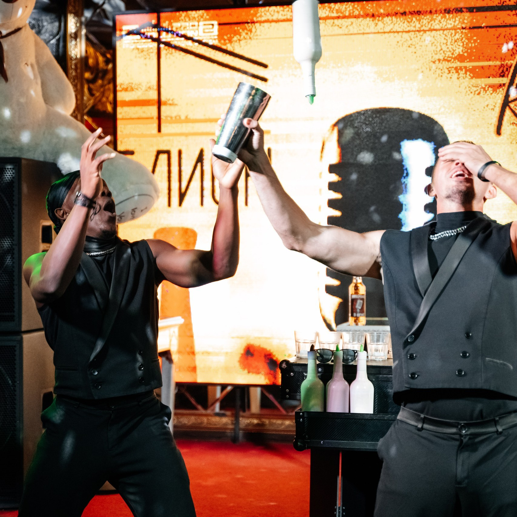 Гости танцуют на корпоративной вечеринке в Ростове-на-Дону