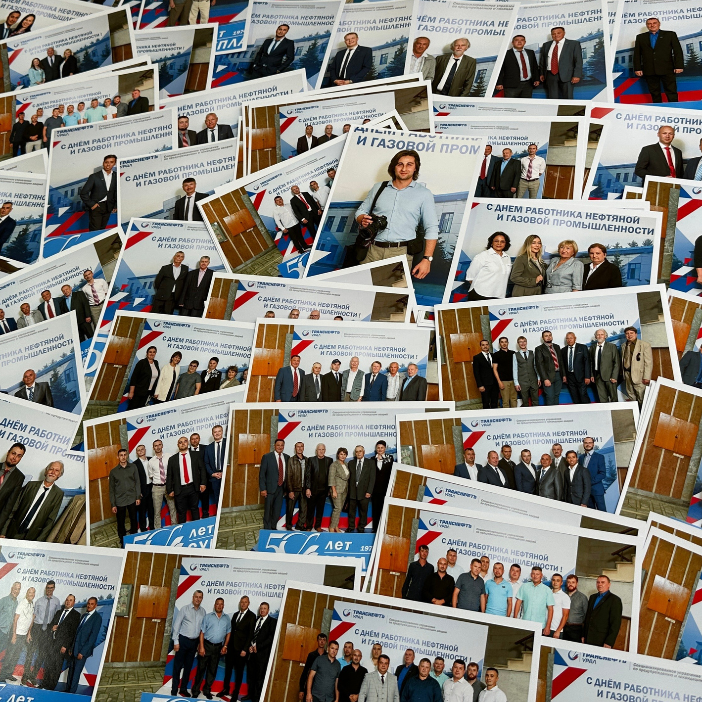 Гость размещает напечатанную фотографию на фотостене мероприятия
