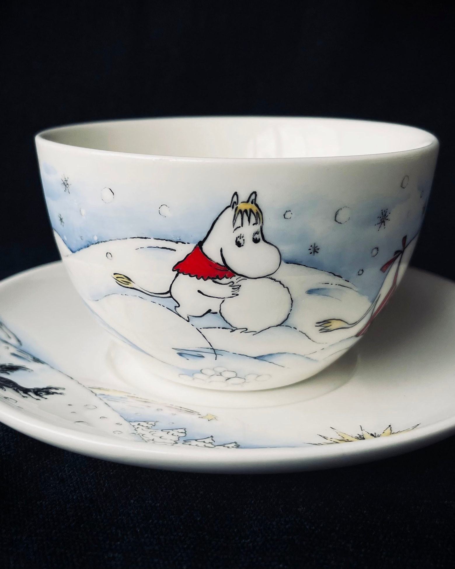 Ежик в тумане. Костяной фарфор ИФЗ. Надглазурная роспись по фарфору в Санкт-Петербурге.