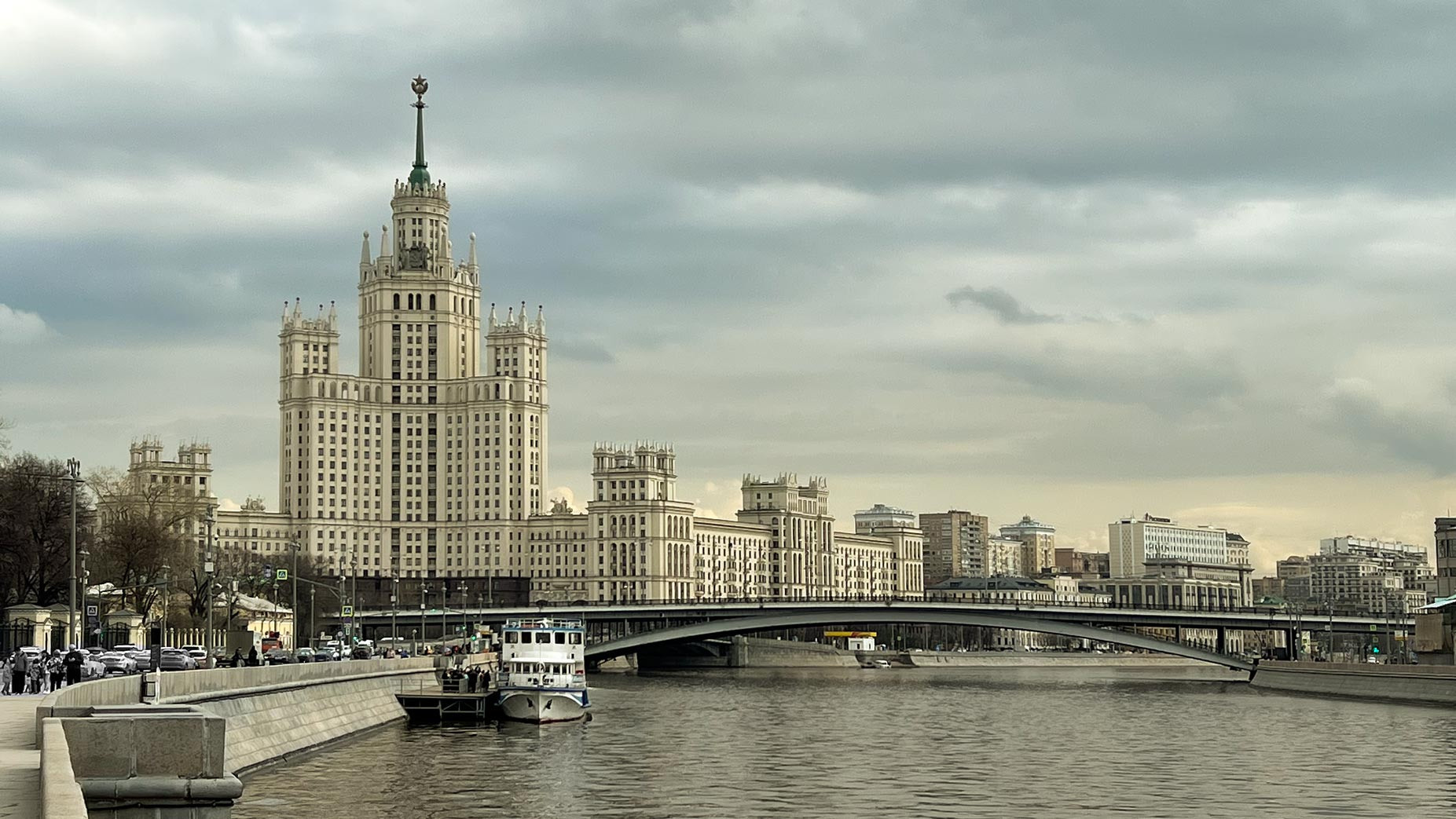 Вид на сталинскую высотку с набережной Москвы реки