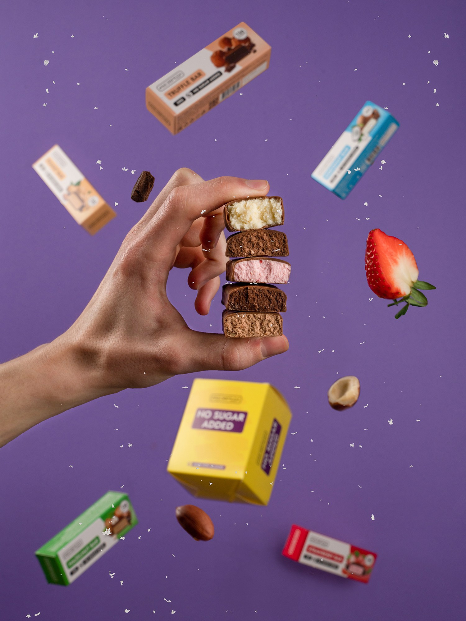 шоколадные батончики в руке