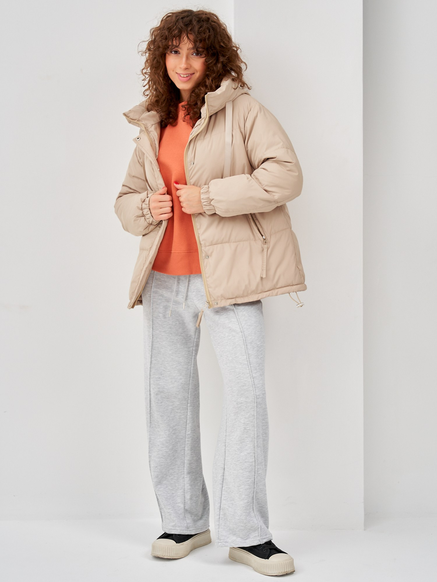 Бежевая куртка на модели