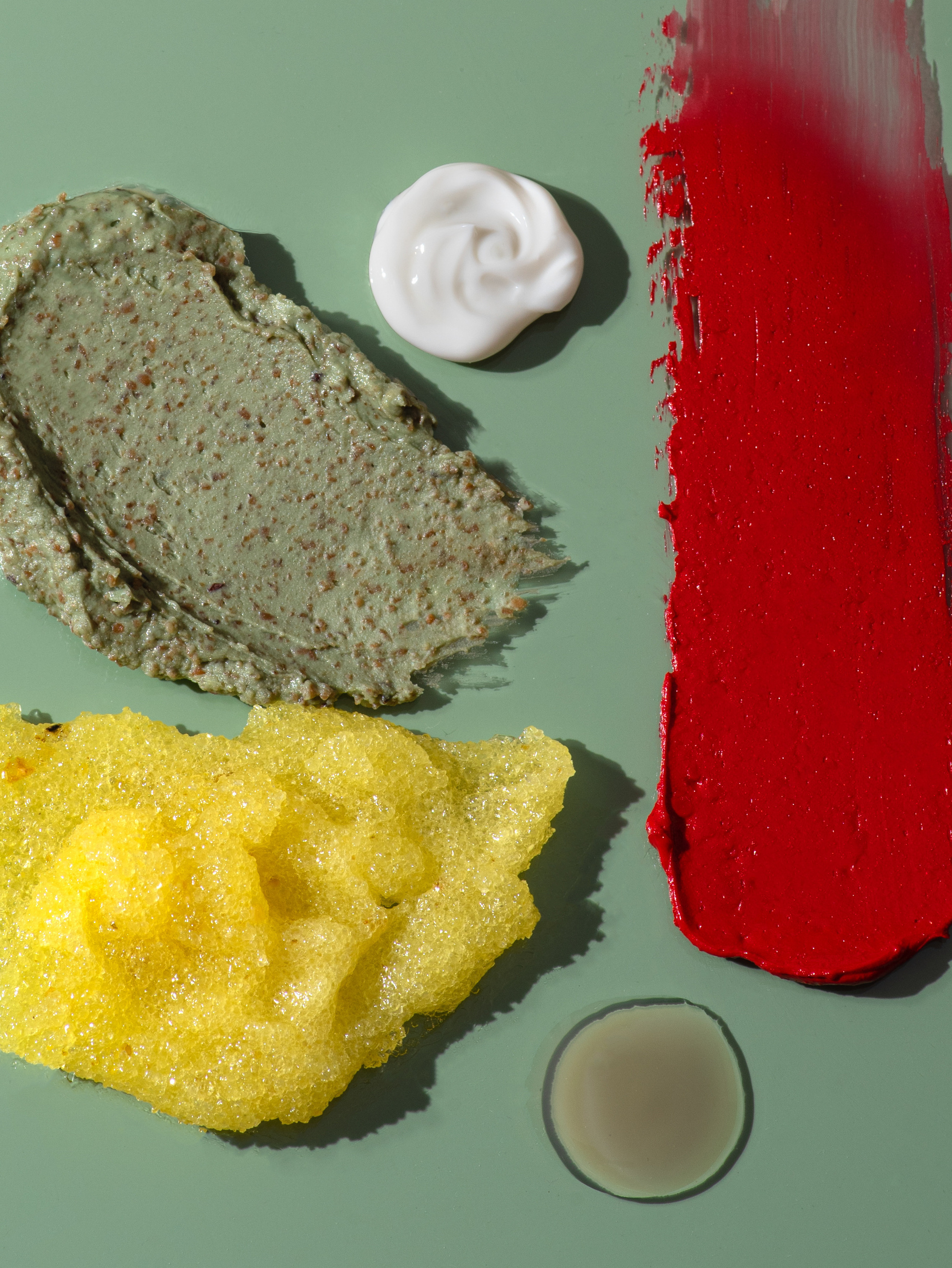 Модельная съемка с руками, крем в руках, современная подача, цветной фон.