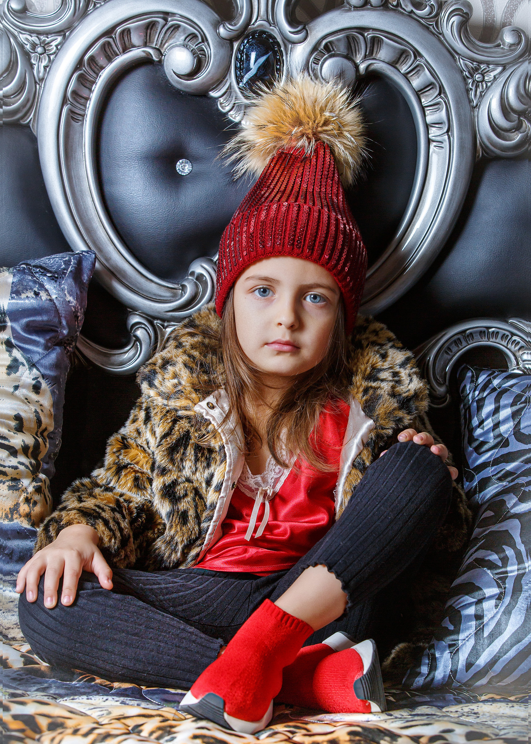 девочка в красной шапке и тигровой шубке