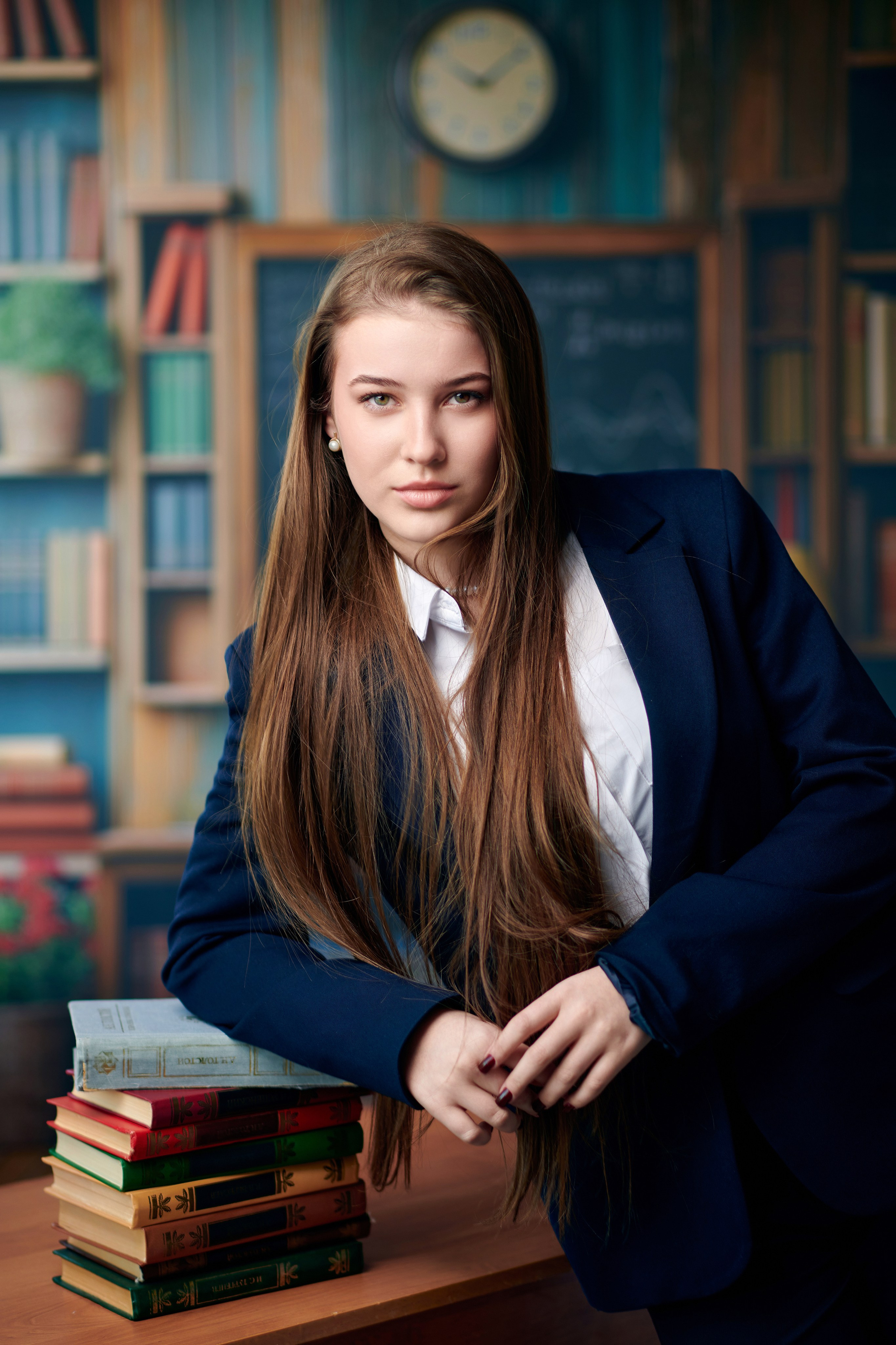 Портрет девушки с книгами для школьного альбома