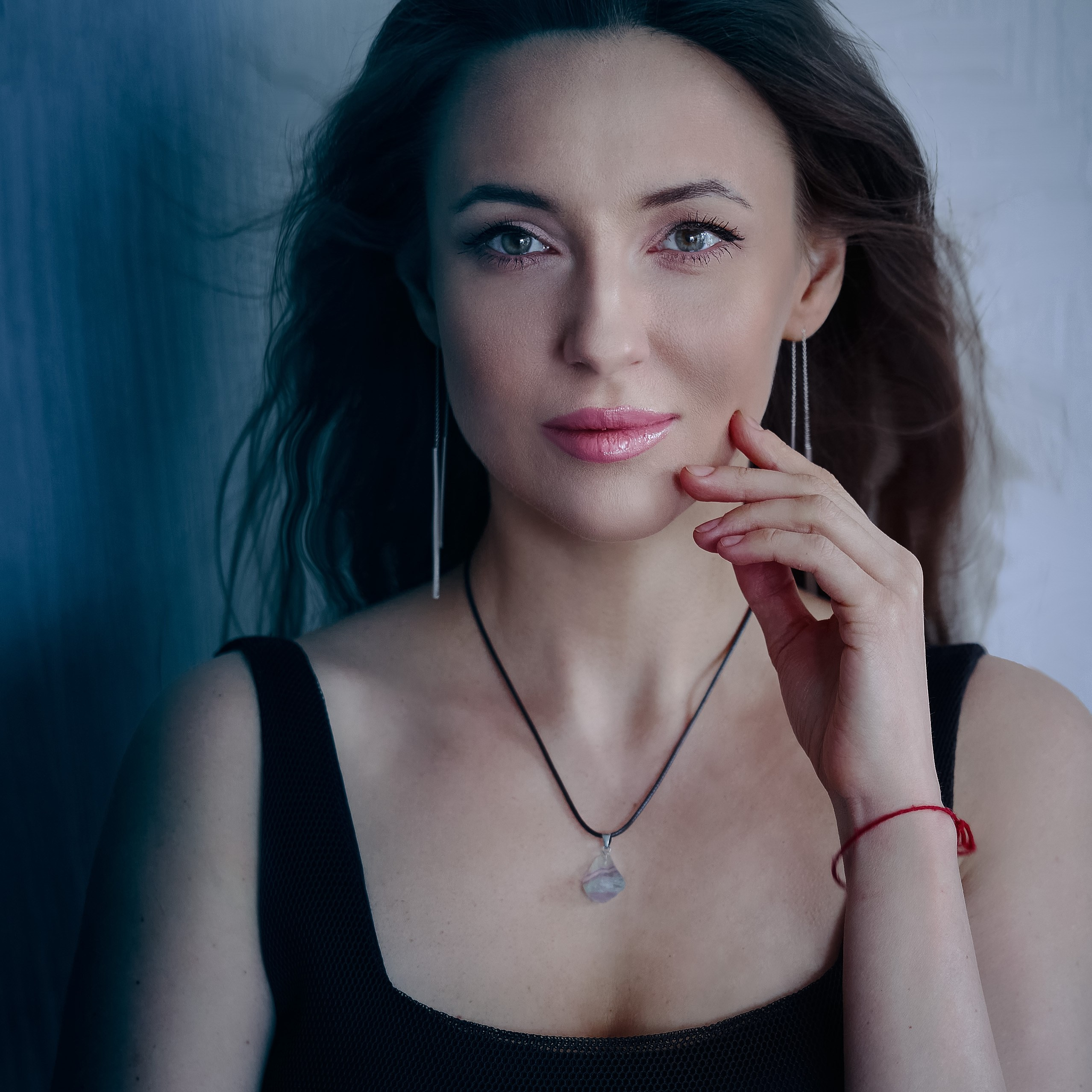 Профессиональная индивидуальная портретная фотосессия для корпоративного брендинга, показывающая уверенного в себе человека в официальной обстановке, запечатленного при качественном освещении.