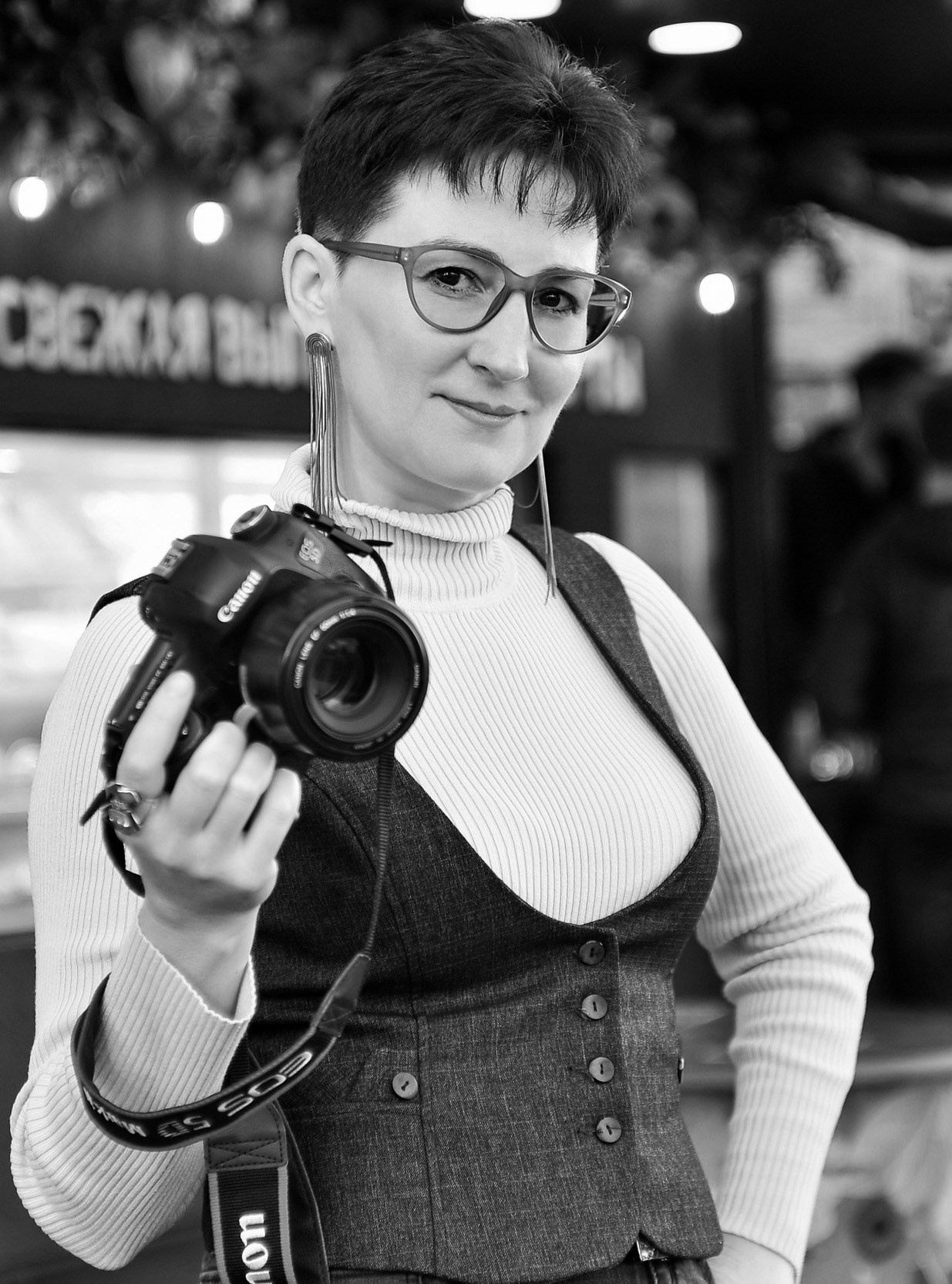 женщина в узких джинсах, набережная Севастополя, портрет в контровом свете, летний портрет, женский портрет, художественная обработка, фотосессия на улице, фотосессия на природе, фотопрогулка по парку, красивая женщина, женская красота, женский фотограф, коуч-фотограф, фотограф в Симферополе, фотограф в Крыму, фотосессии для женщин 40+, автопортрет, профессиональный портрет, фотосессия у профессионального фотографа, заказать фотосессию в Симферополе, заказать фотосессию в Севастополе, заказать фотосессию в Крыму