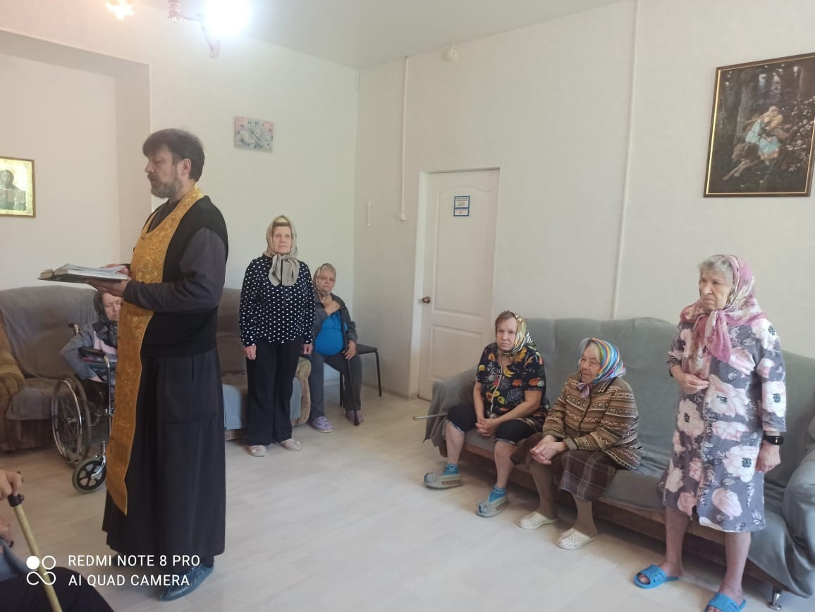 Одиноких пожилых людей поздравили с праздником Святой Троицы. Северное благочиние Саратовской епархии