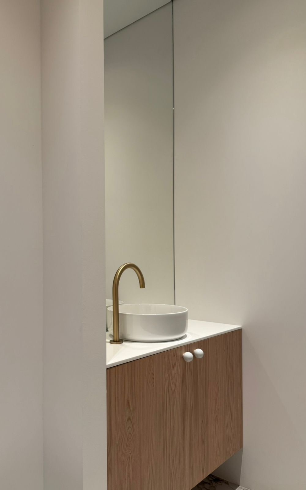 Квартал на Некрасова. Дизайн студия, занимаемся разработкой Дизайн проектов, реализацией проектов под ключ. Мы находимся в городе Екатеринбург. Зовут Рената