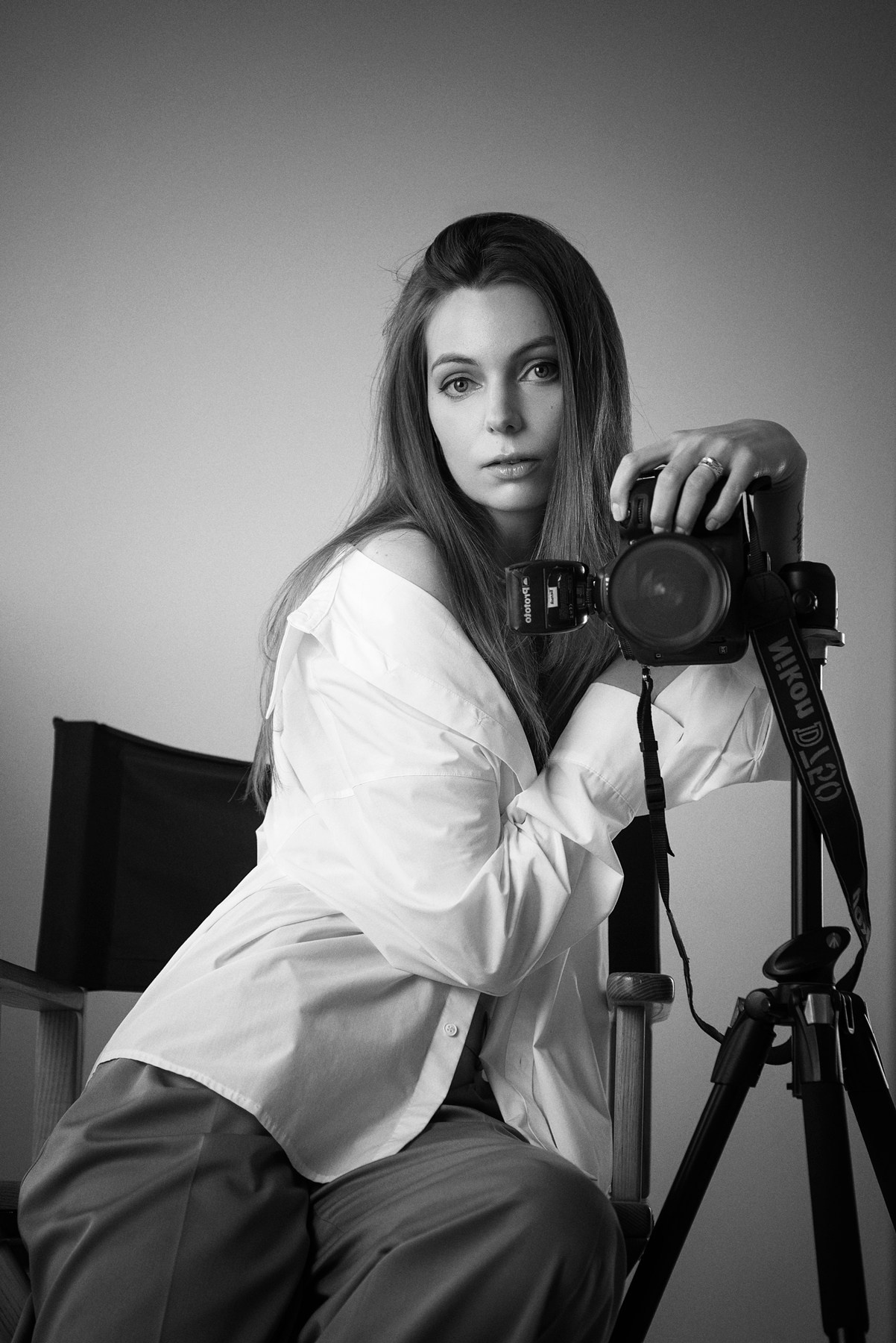 Автопортрет фотографа с камерой в чб.