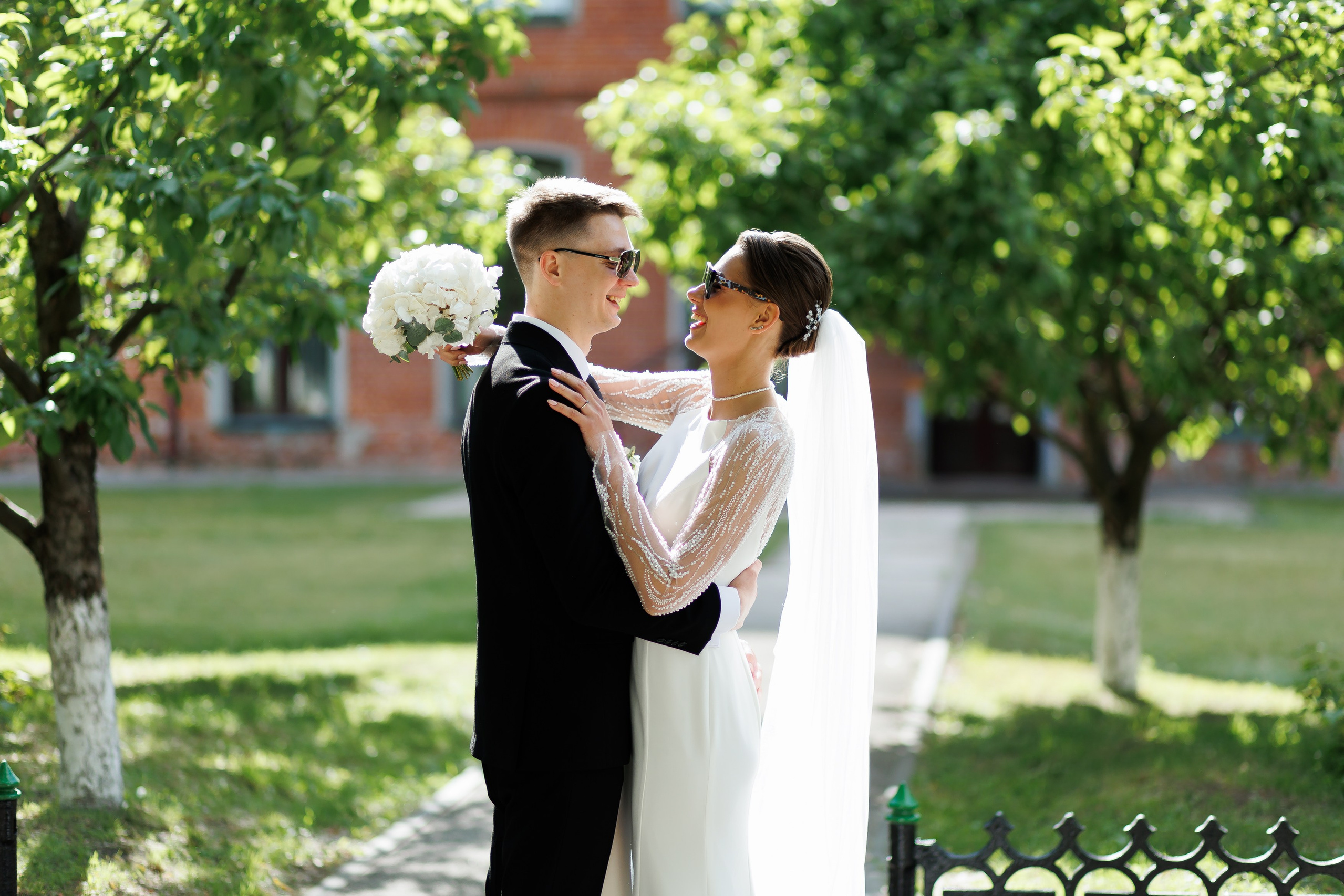 Жених и невеста смотрят друг на друга