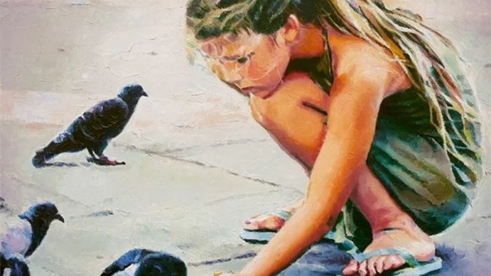 Девочка ловила голубей