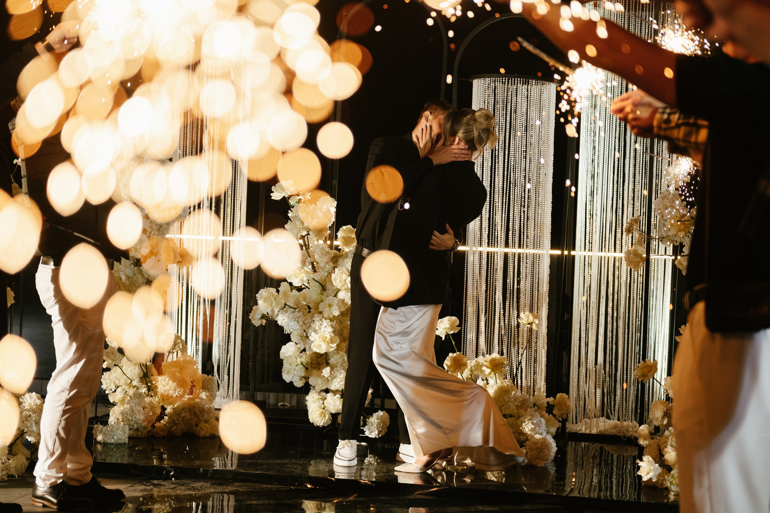 Фото молодоженов на фоне празднования с фейерверком 