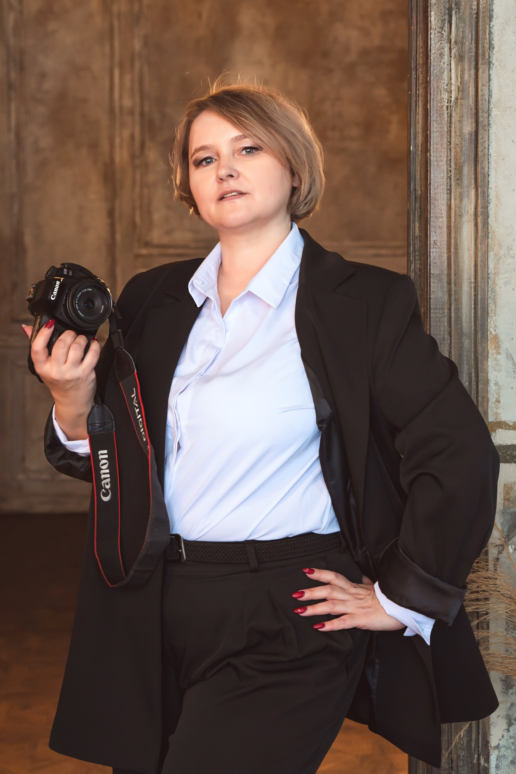 Портрет фотографа Карасёвой Елены с профессиональной камерой на природе — семейный и детский фотограф, Москва